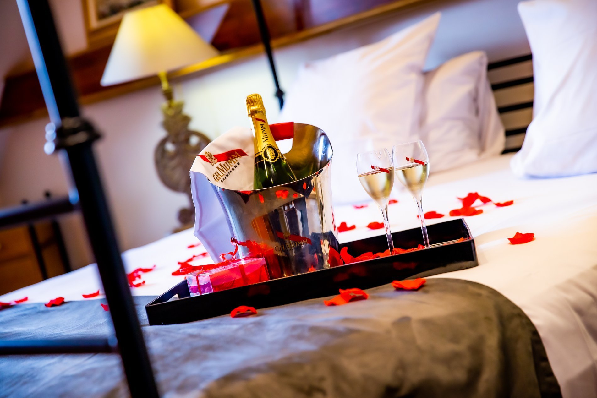 Offre vie en rose avec champagne et pétales de rose
