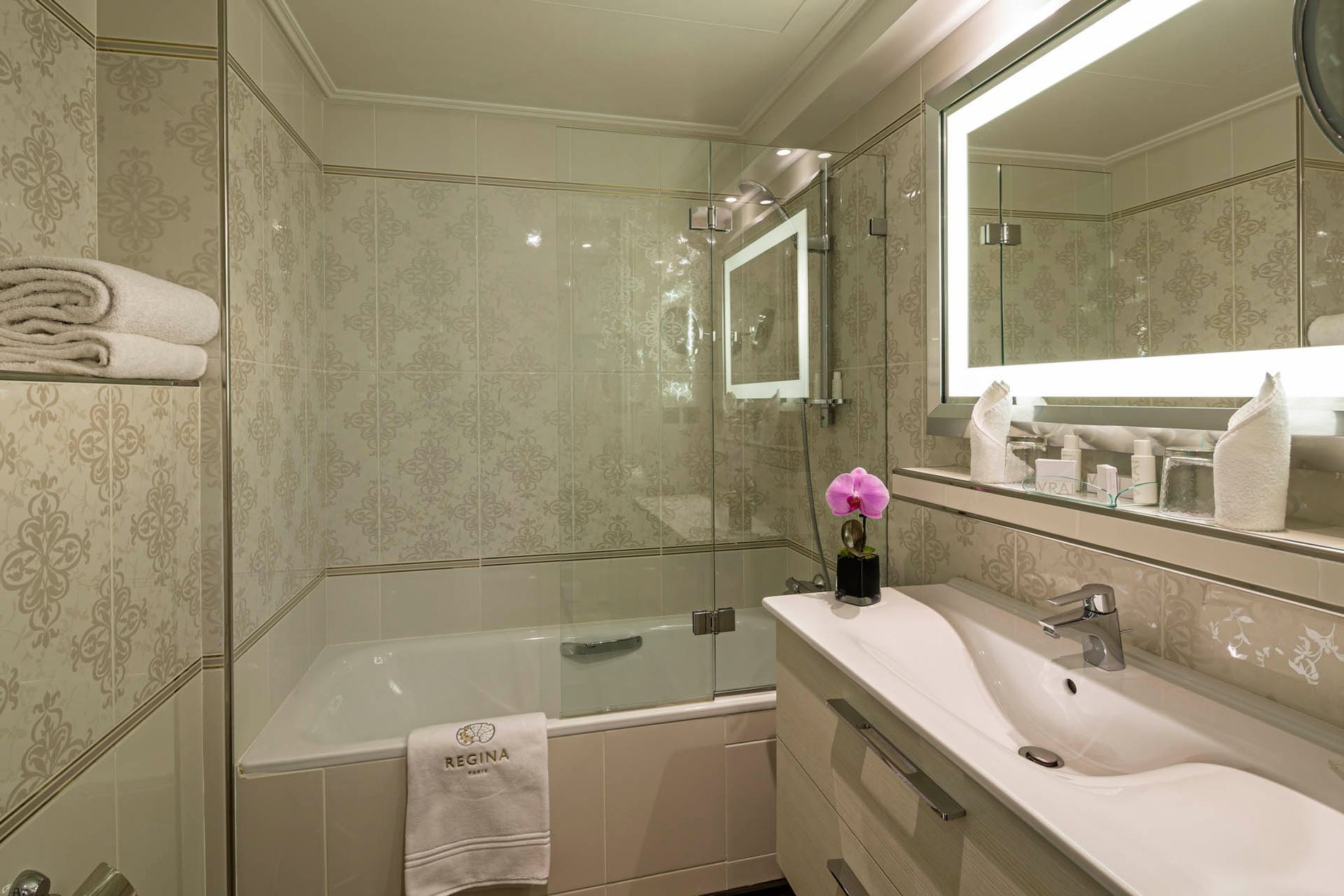 Hotel Regina Louvre Prestige Room Bathroom