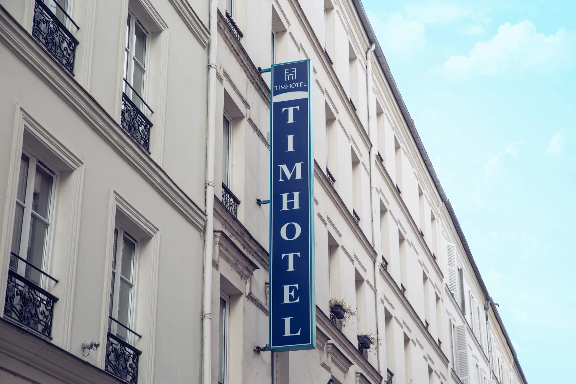 Façade du Timhotel, avec logo de l'hôtel visible