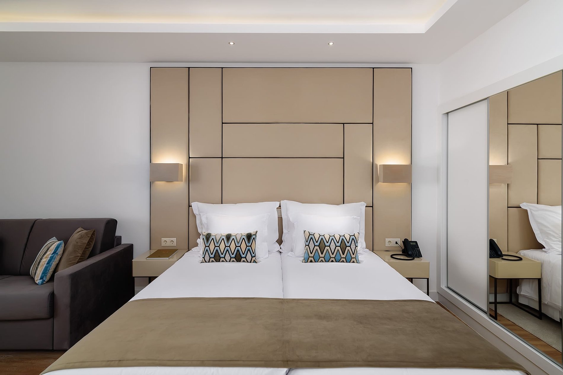 Chambre supérieure spacieuse et confortable avec canapé et balcon au Jupiter Albufeira Hôtel