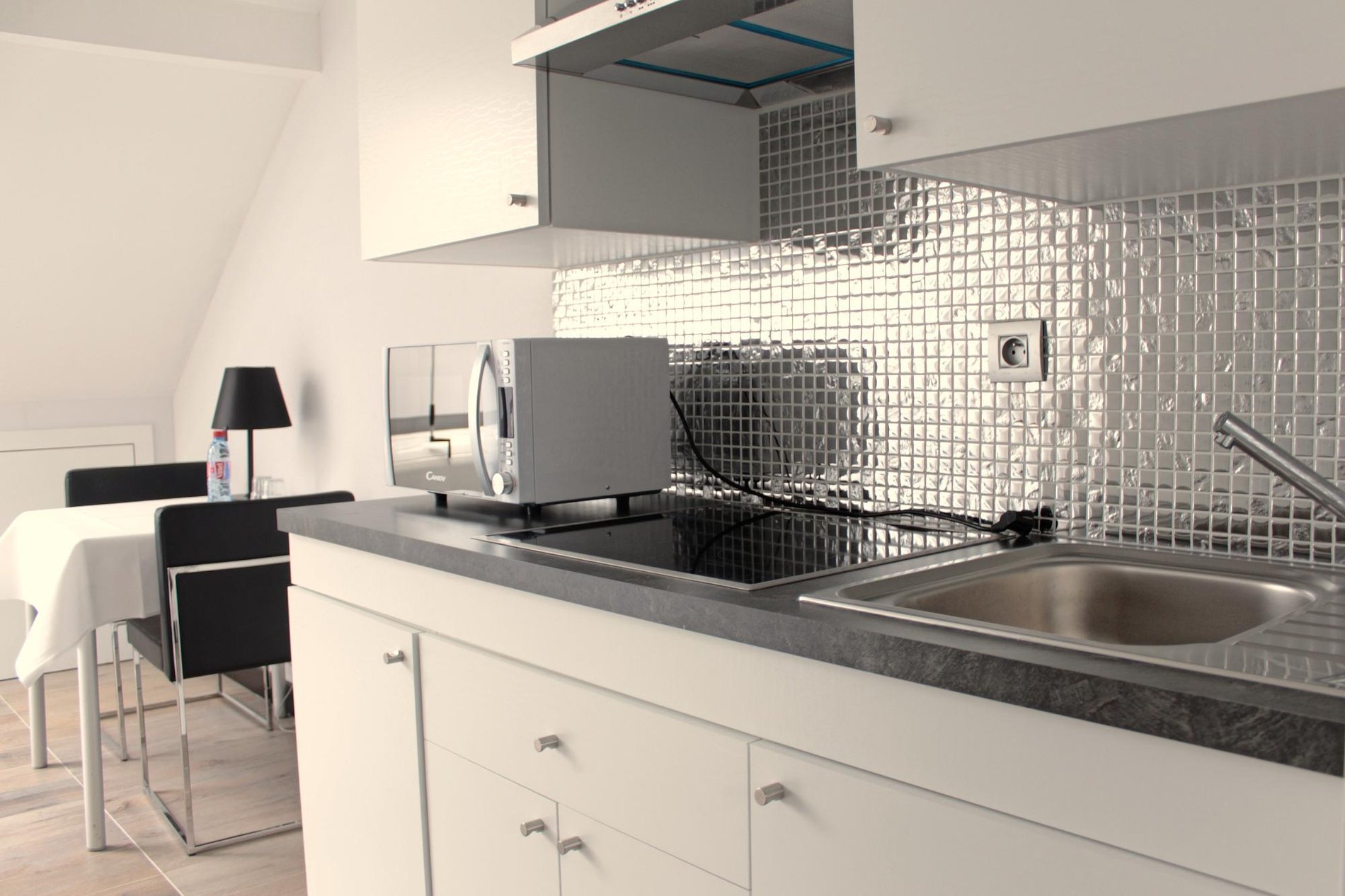 Ausgestattete Küche mit Mosaik-Rückwand und funktionalem Bereich.