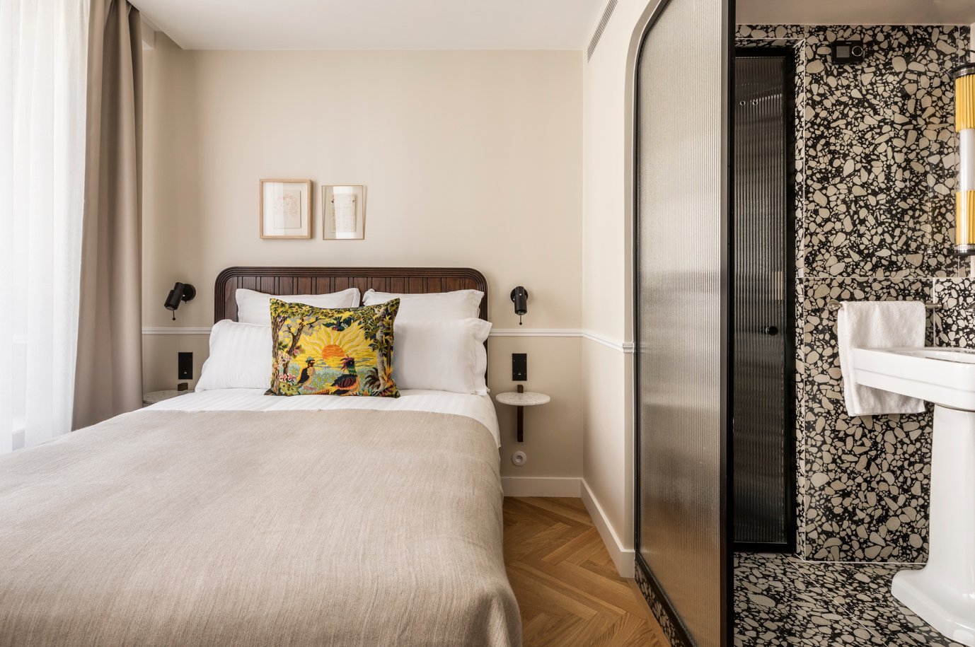 Hotel room at Hotel Chamar, with bathroom access and wall patterns.