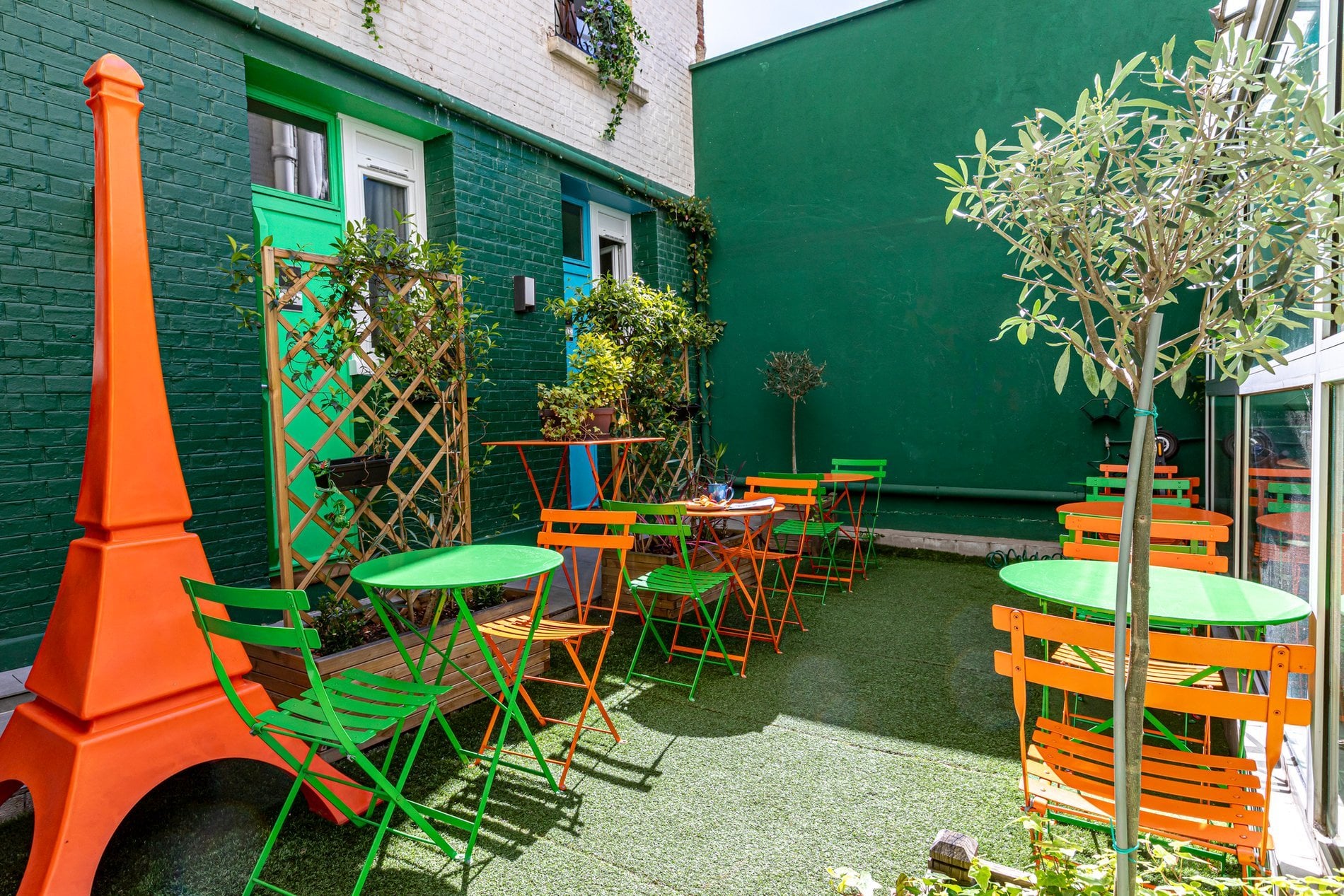 Patio arboré de l'Hôtel Alpha Paris Eiffel à Boulogne-Billancourt avec terrasse extérieure.