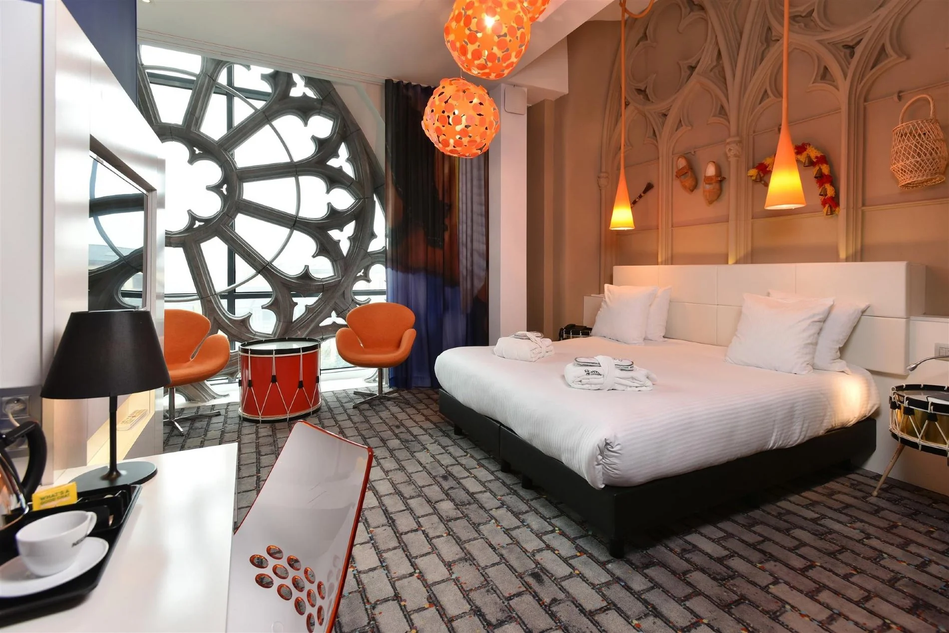 Chambre avec un design unique et des éléments gothiques au Martin's Dream à Mons.