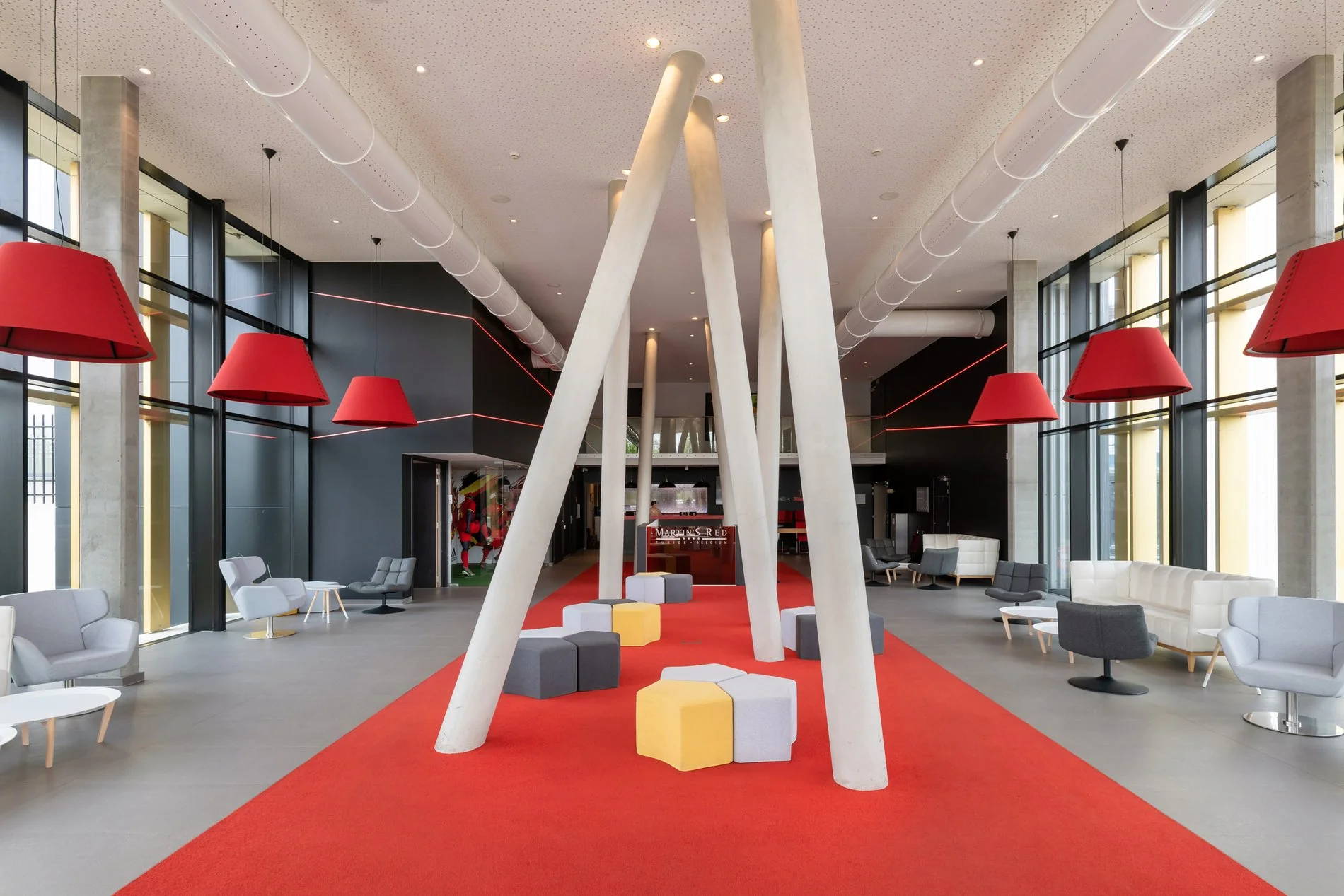 Hall d'entrée lumineux avec un design contemporain et touches rouges