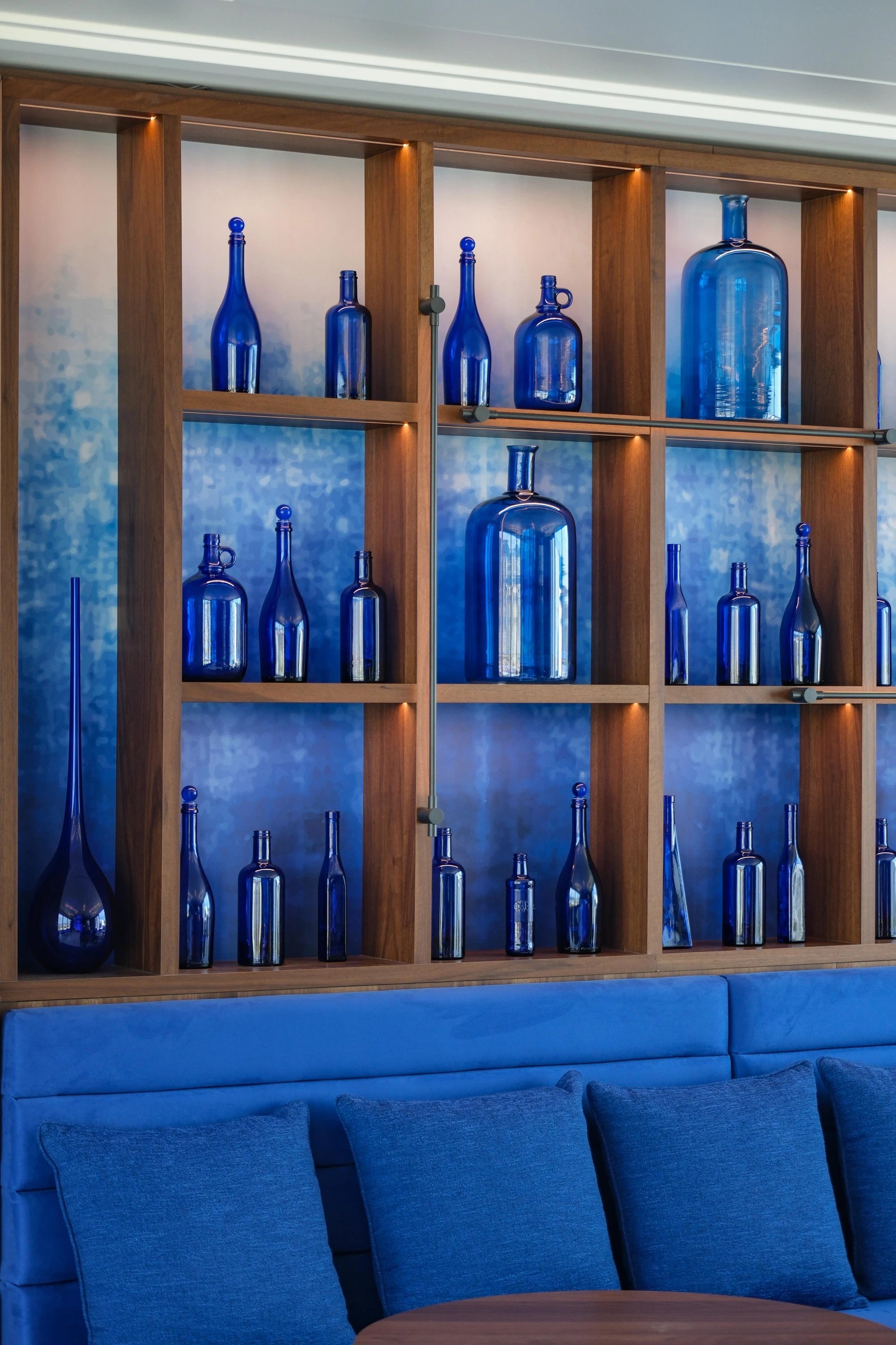Royal blue restaurant: set tables and comfortable armchairs at Taulissa Bar.