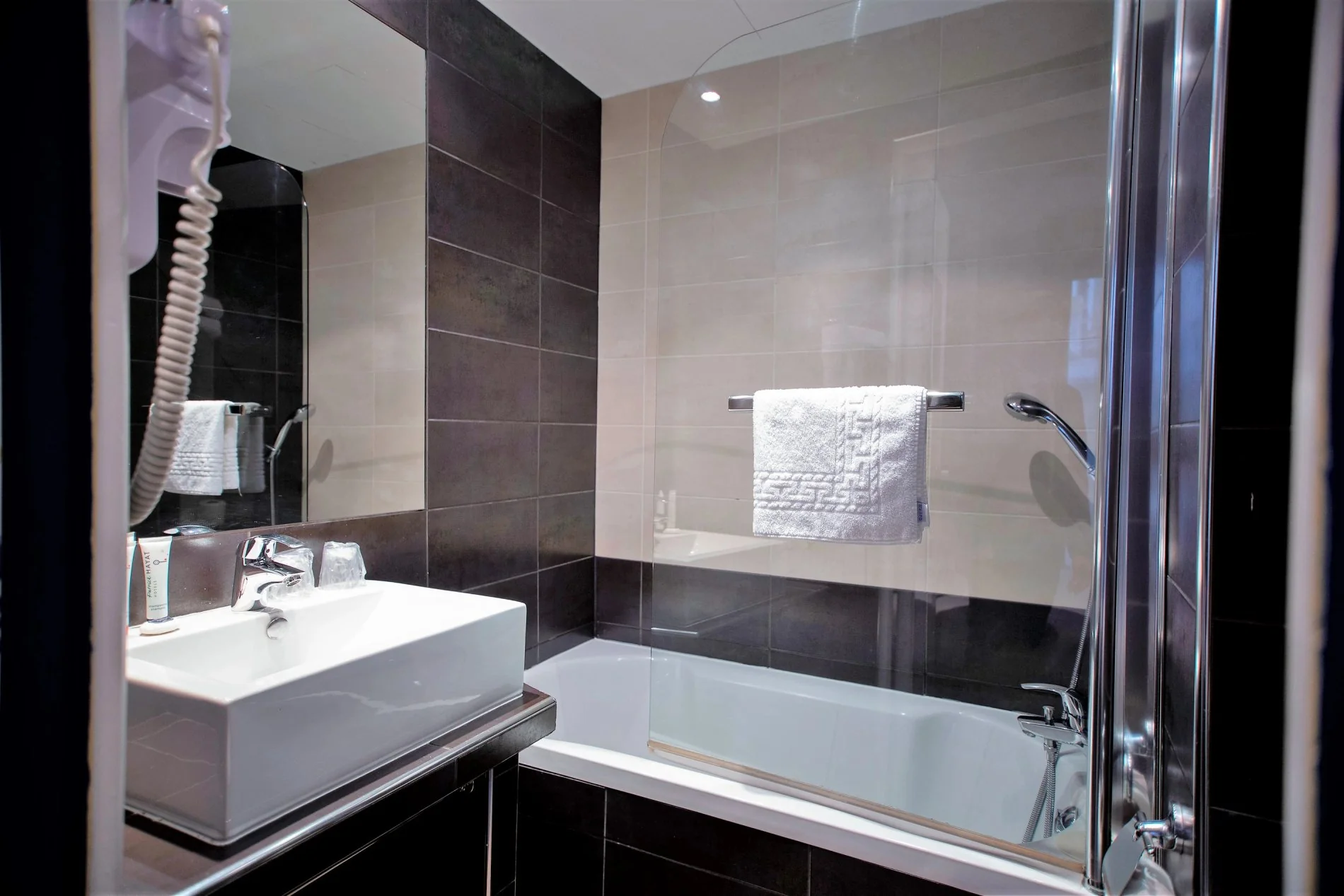 Salle de bain d'une Chambre Confort avec baignoire à l'Hôtel du Théâtre à Paris