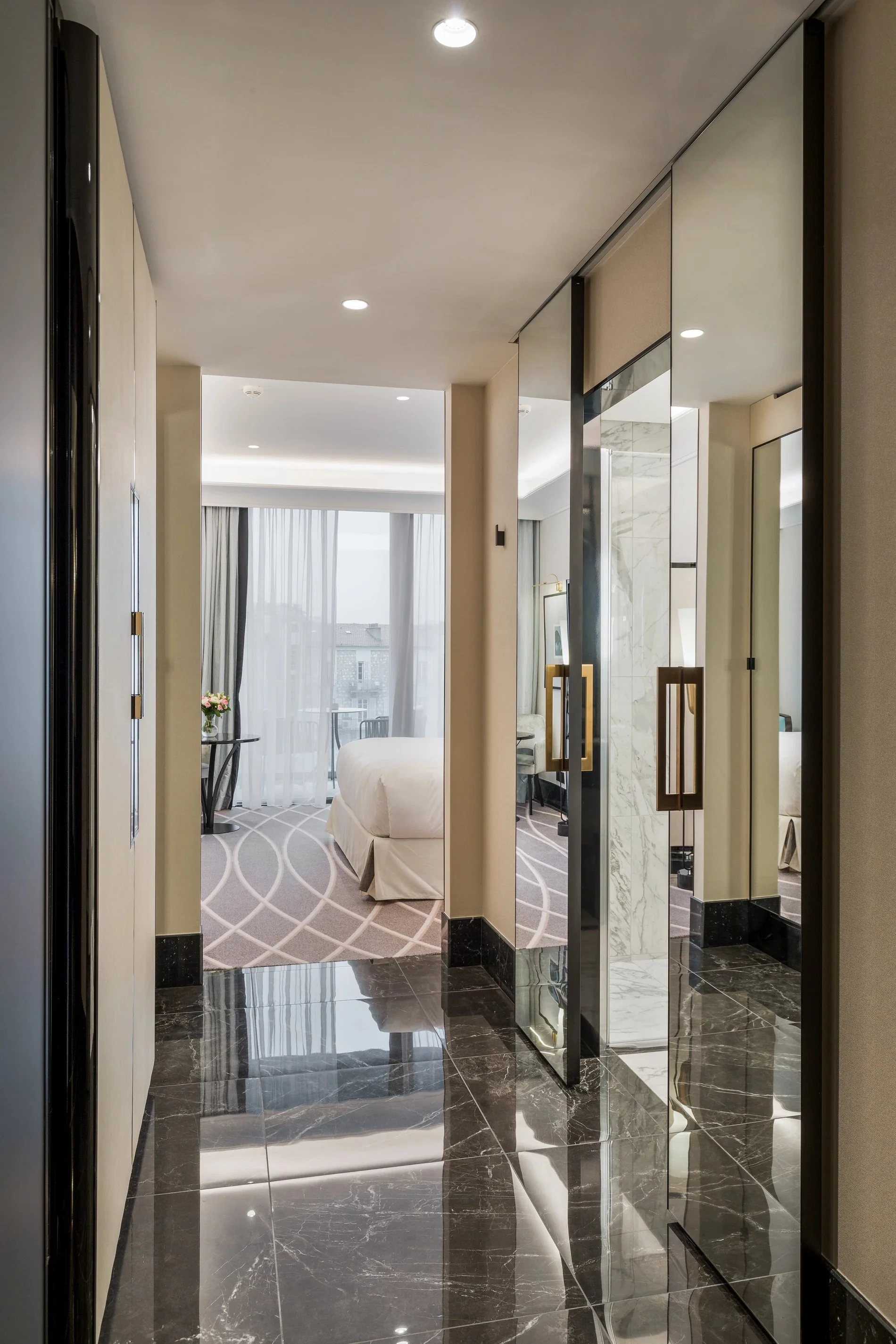 Maison Albar - Le Victoria | Corridor of an executive room with sea view