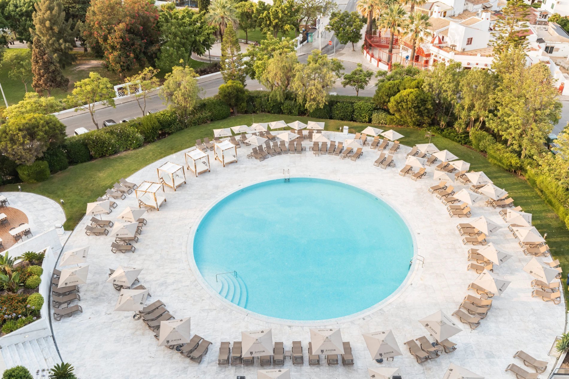 Vue sur la piscine tranquille et sur la mer depuis la chambre supérieure du Jupiter Albufeira Hôtel