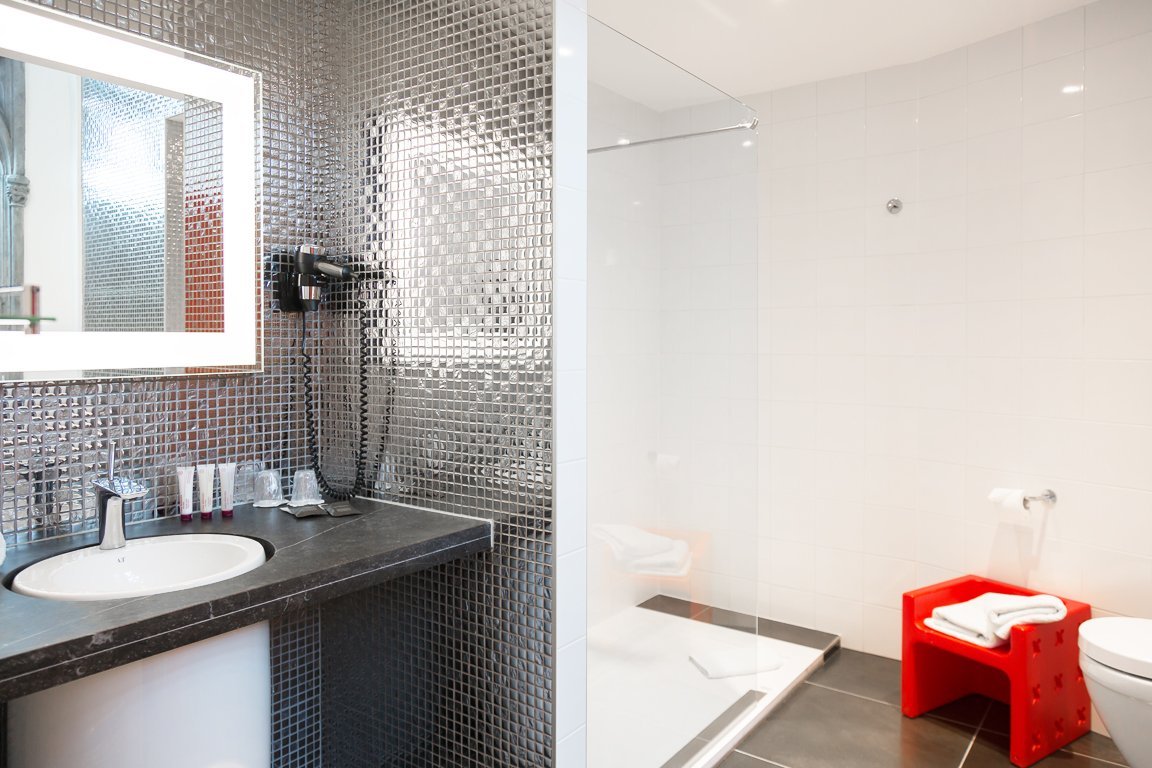 Elegantes Badezimmer mit geräumiger Dusche und Mosaikfliesen.