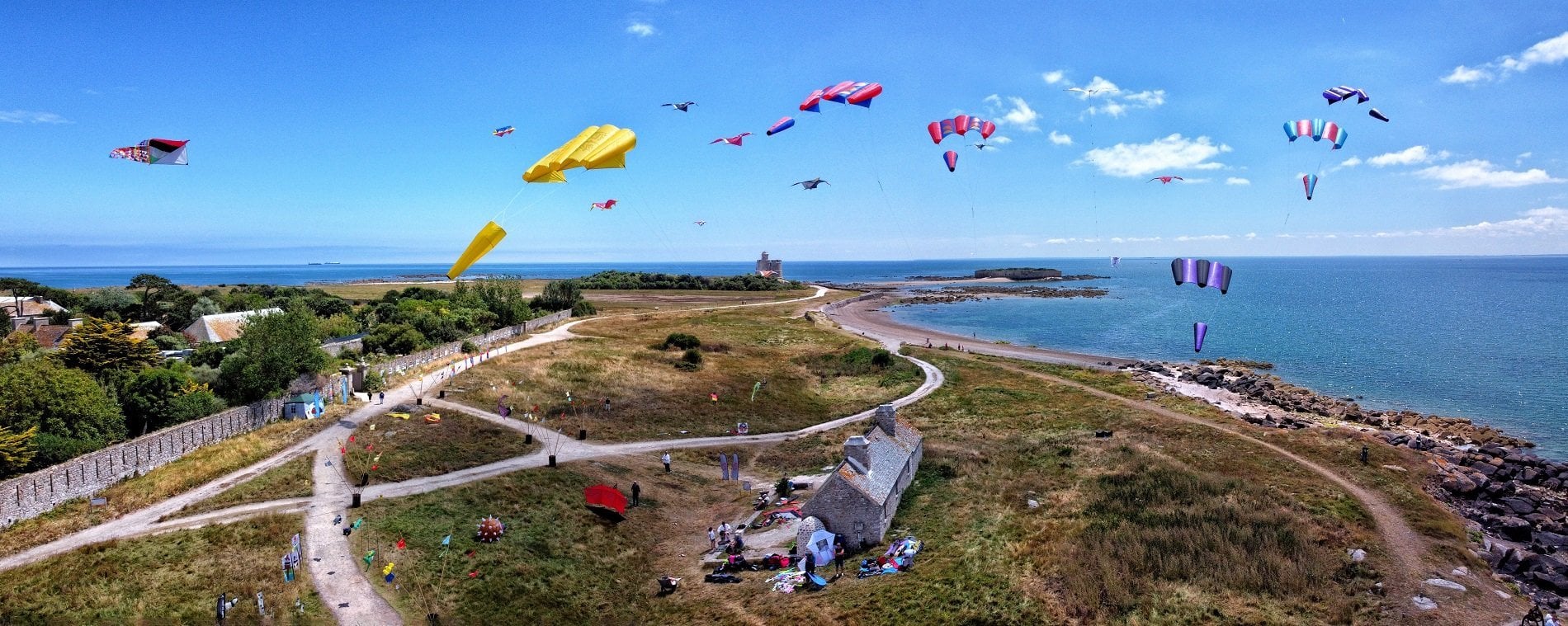 Photo de cerfs-volants avec en arrière plan l'île tatihou durant l'événement "et vole Eole"