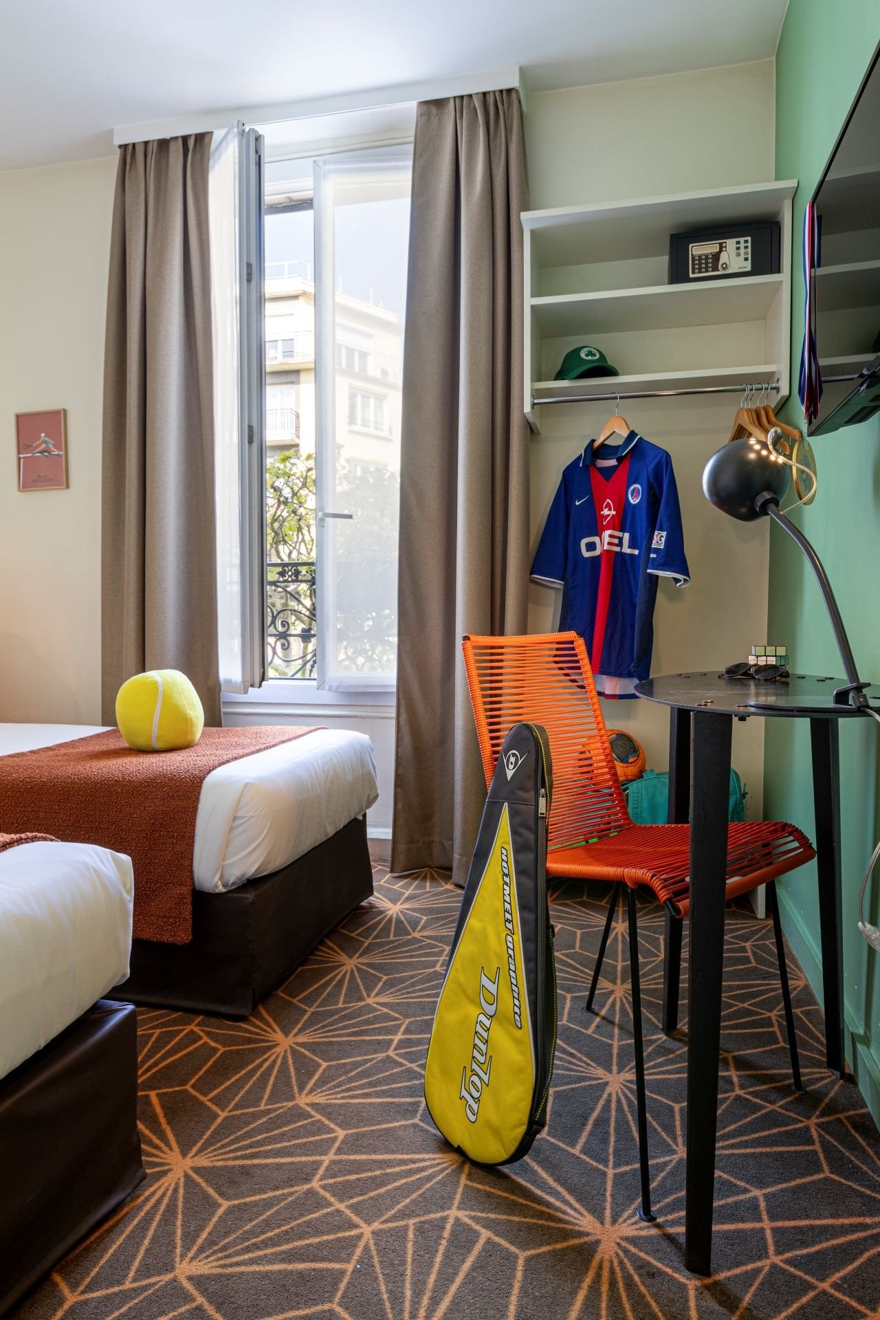 Chambres doubles adjacentes de l’Hôtel Olympic à Boulogne-Billancourt avec espace bureau, décoration inspirée du tennis et confort moderne.