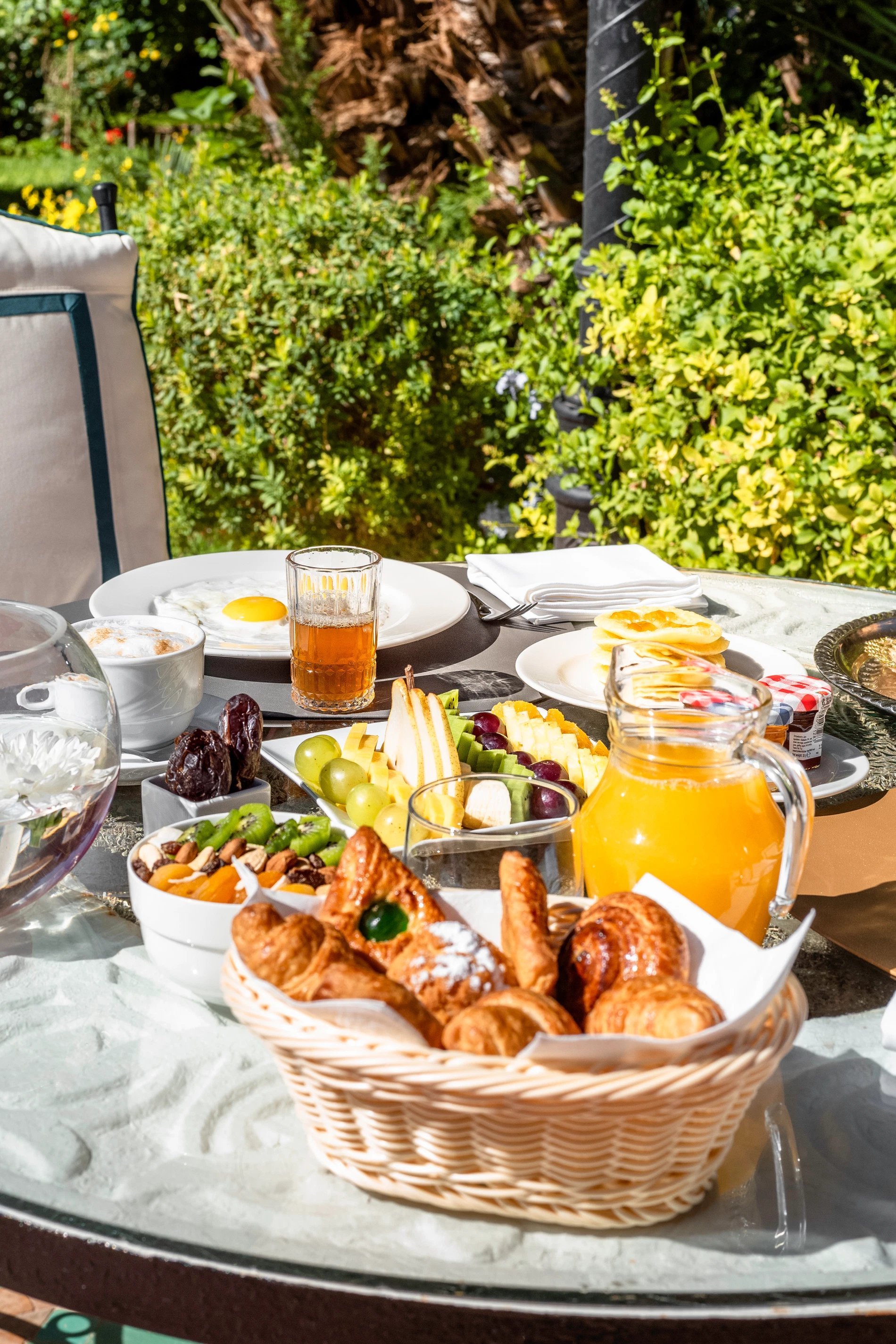Petit-déjeuner gourmand en terrasse au restaurant L’Oasis du Berbère Palace à Ouarzazate