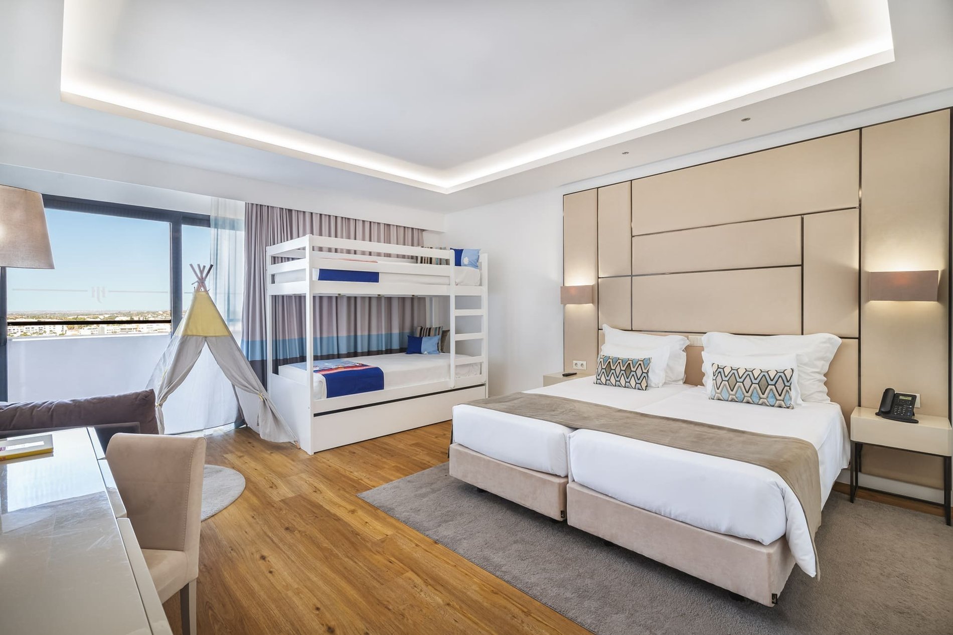 Chambre familiale Plus spacieuse avec lits superposés, tente et balcon, idéale pour des vacances en famille à l’Hôtel Jupiter Albufeira