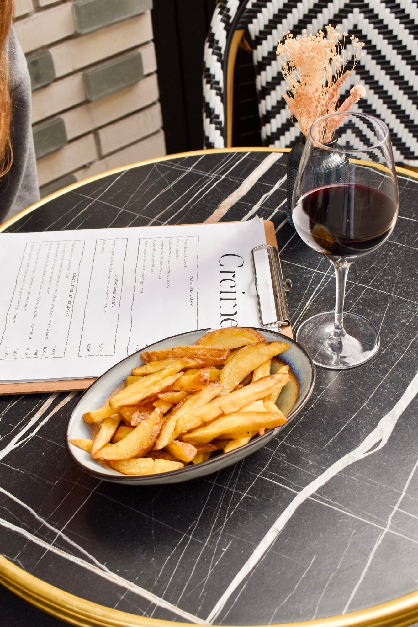 Café Restaurant Creime Food French fries Chips Drink red wine