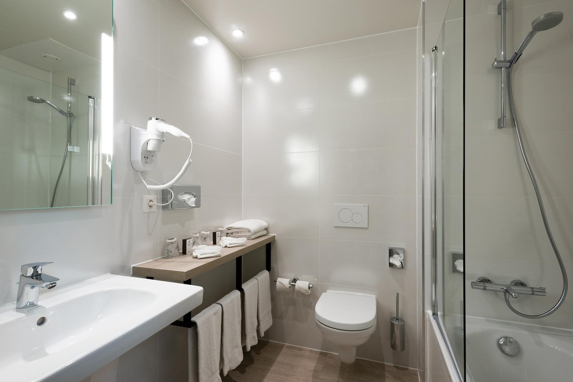 Badezimmer ausgestattet mit moderner Dusche im Martin's Brugge