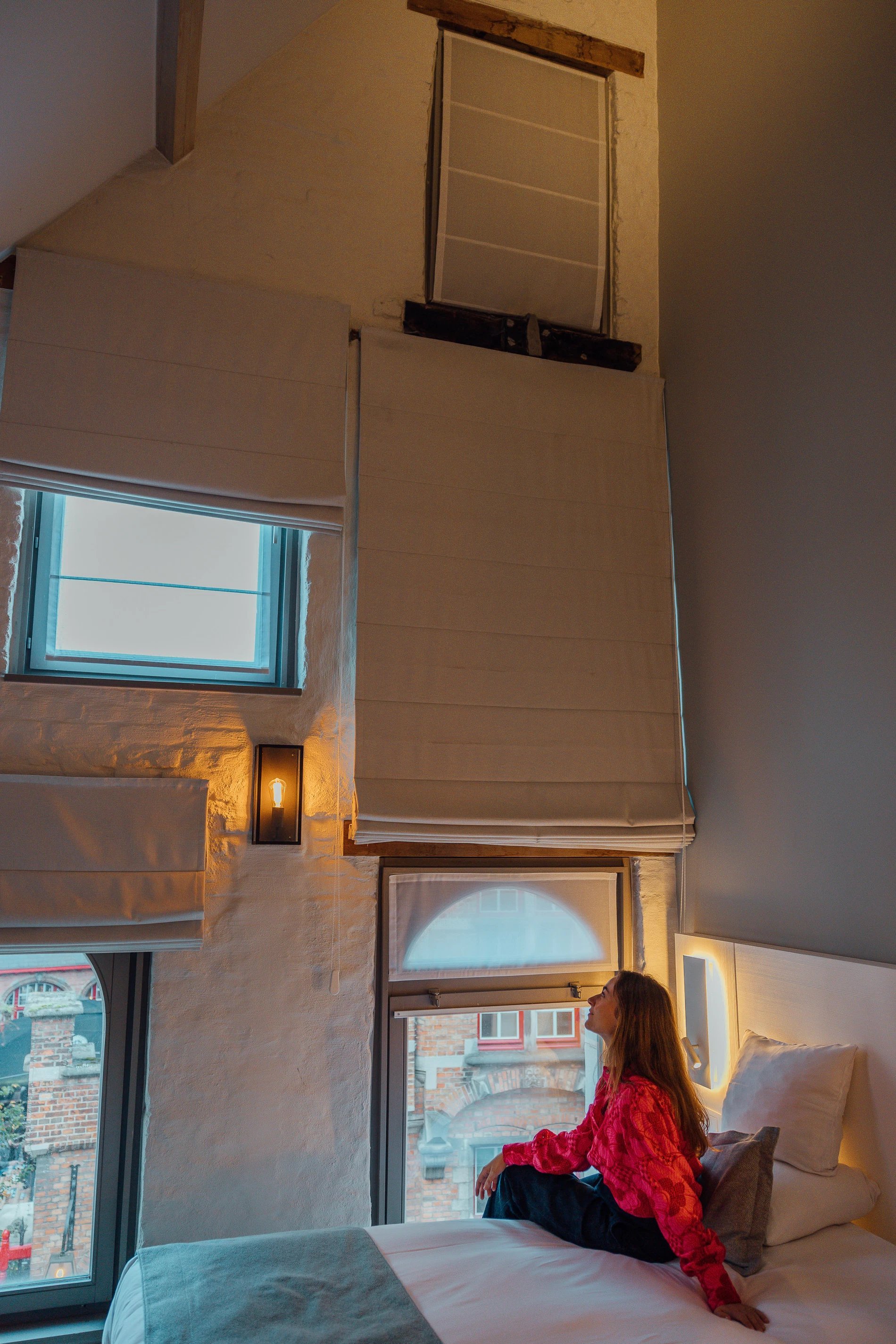 Modernes und geräumiges Zimmer mit zeitgenössischen Möbeln im Martin's Brugge