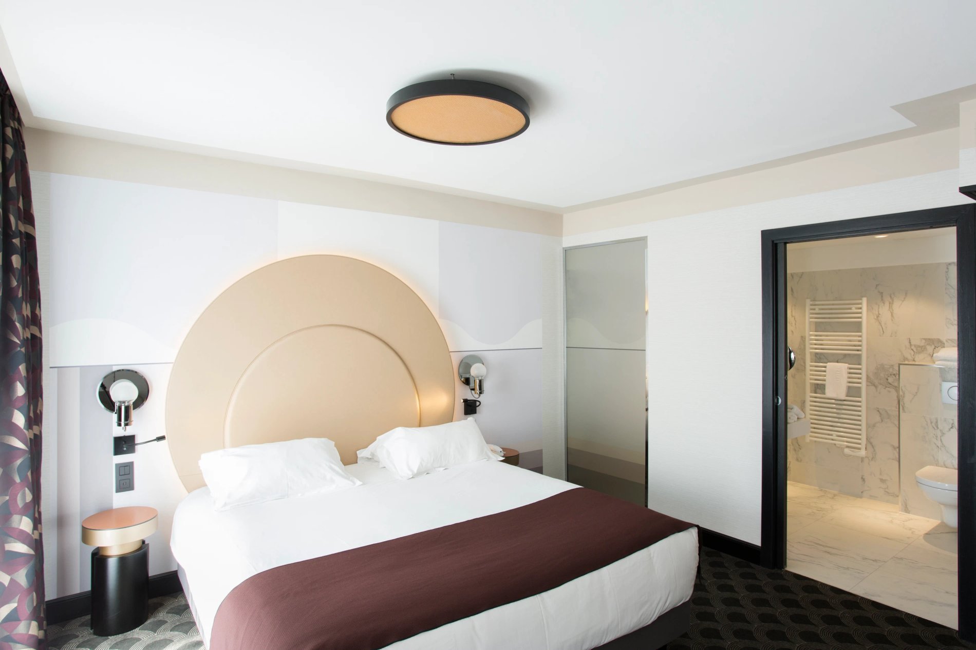 Chambre Supérieure élégante avec salle de bain attenante à l’Hôtel Cannes Centre Univers