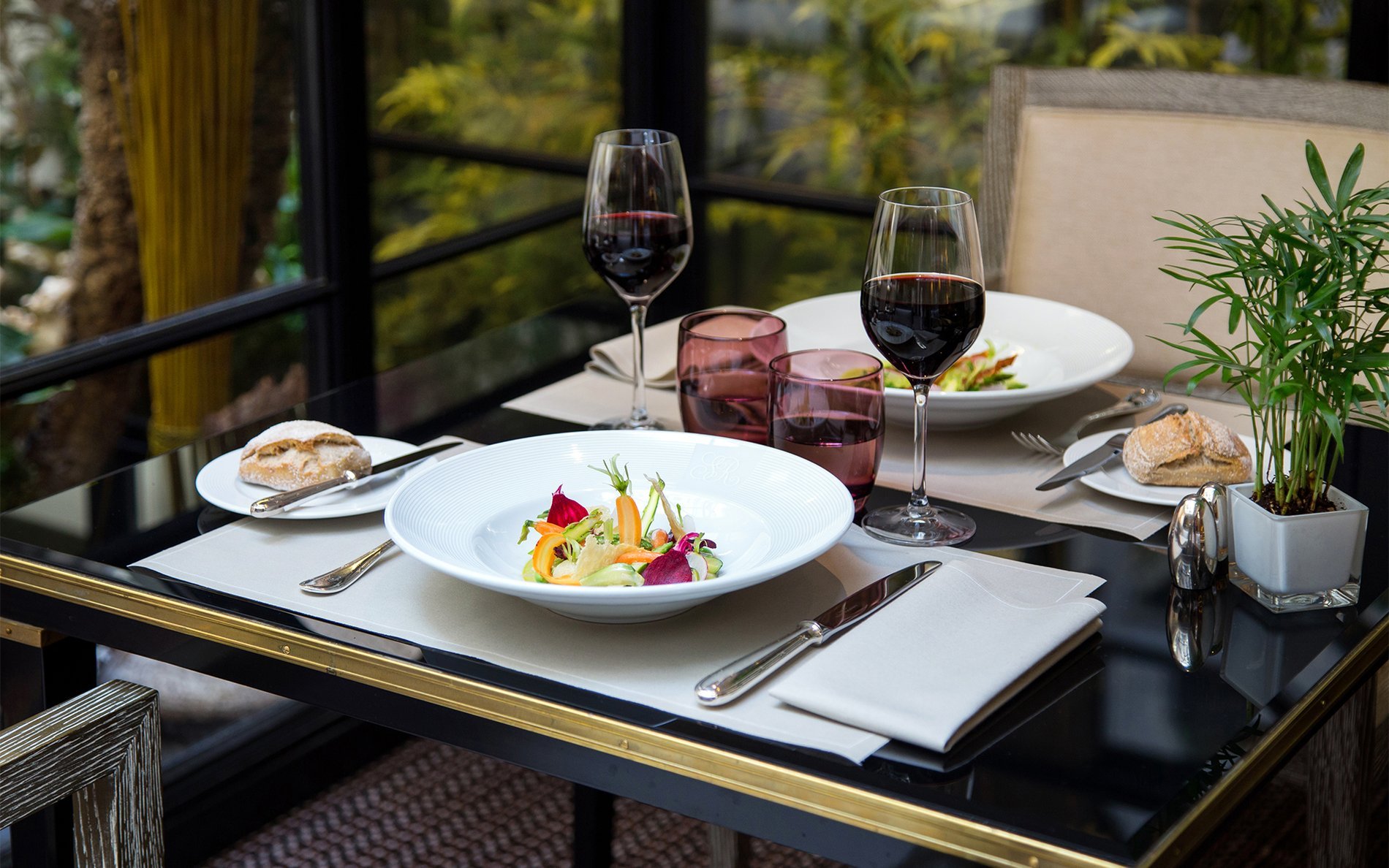 Refined lunch at the Hôtel San Régis restaurant, set in a bright space in Paris 8.