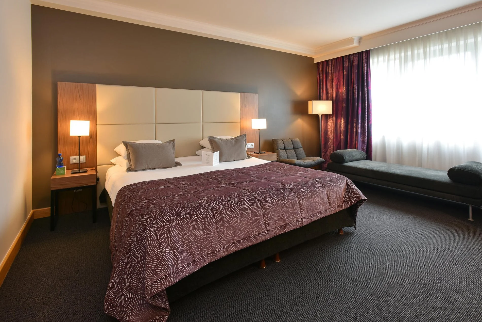 Chambre d'hôtel moderne avec lit double et décoration élégante au Martin's Château du Lac.