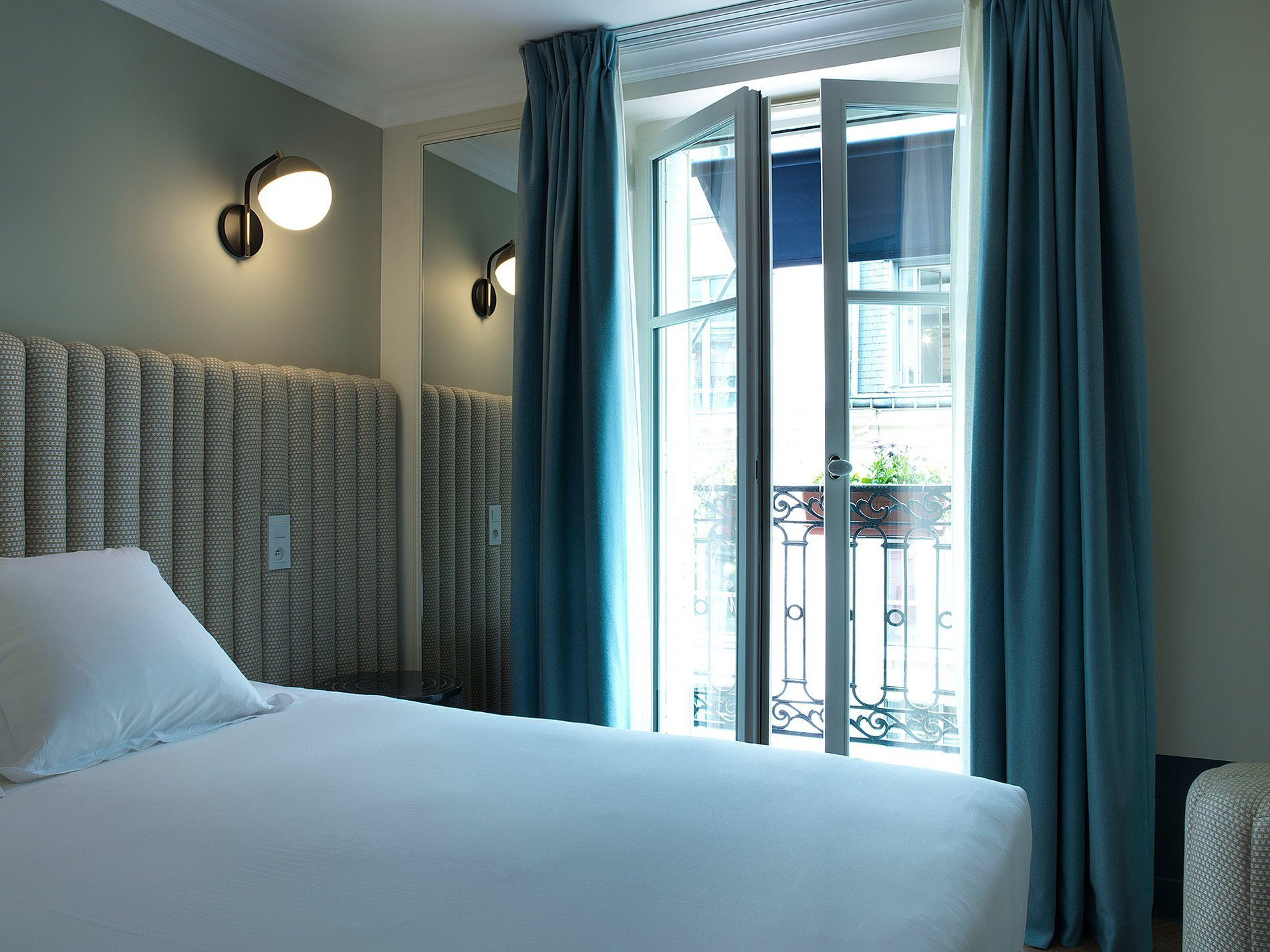 Hôtel Bachaumont | Bed and balcony in the Superior room
