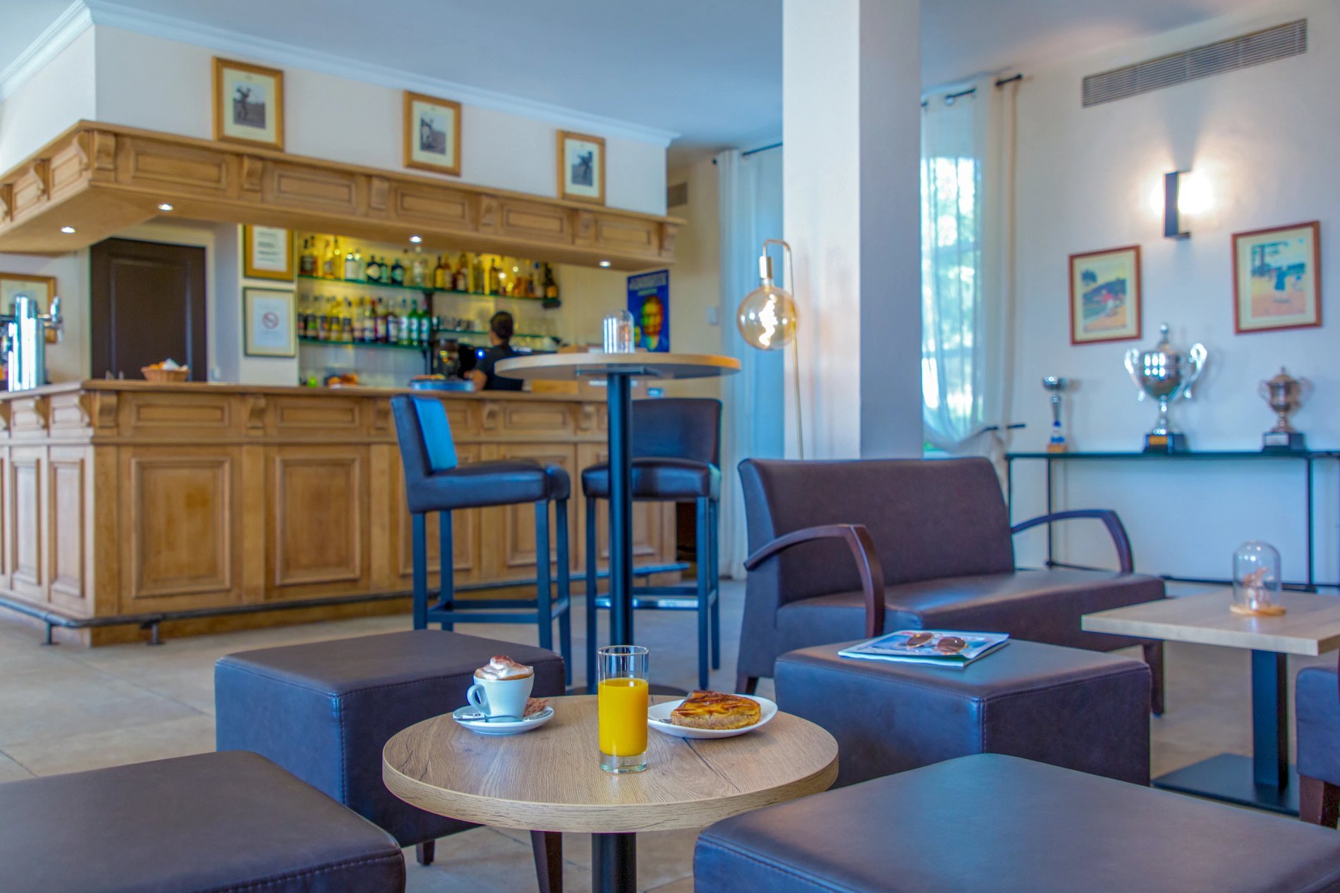 Clubhouse bar golf