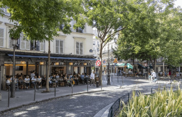 Marché de Lévis dans le 17e arrondissement de Paris avec commerces de bouche et ambiance de quartier à proximité de l’Hôtel Glasgow Monceau