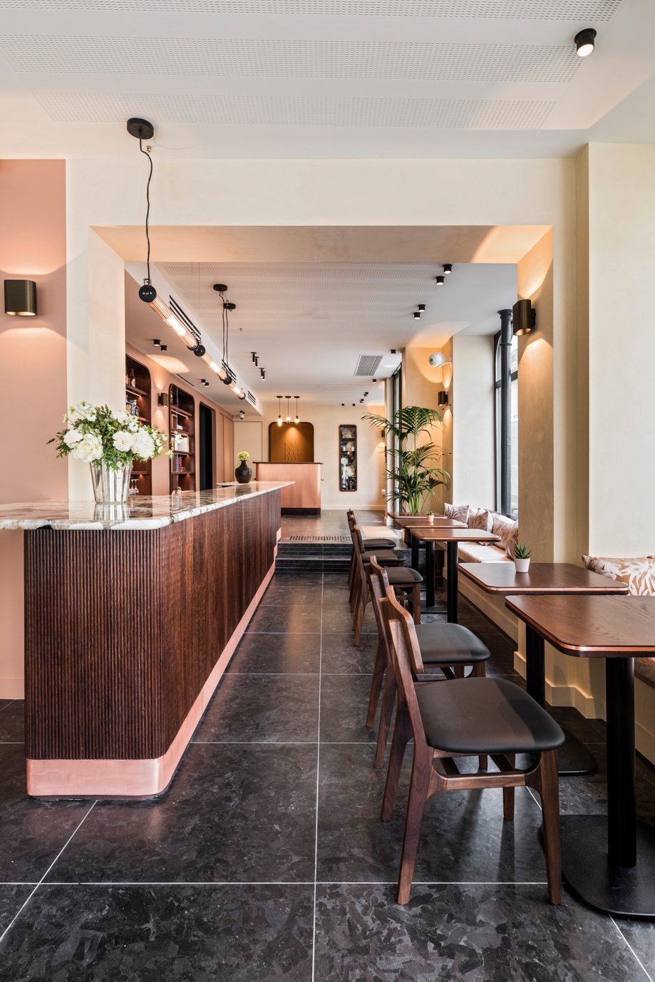Common area at Hotel Chamar, with tables and dining space. Modern design.