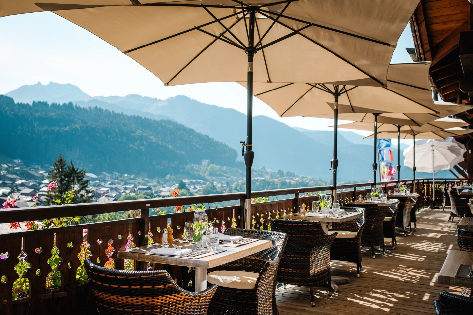 Restaurant, terrasse de l'hôtel le Dahu, vue montagne, morzine, dîner avec vue sur village