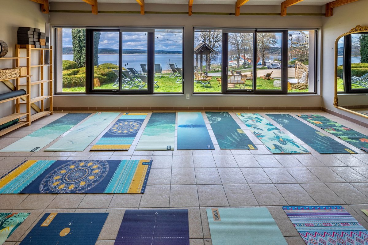 Familiecamping, zwembad aan het meer.