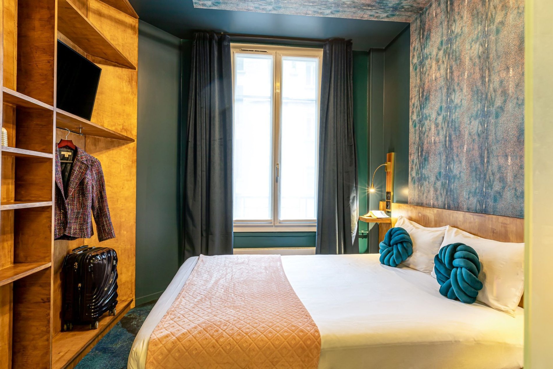 Chambre Glasgow de l’Hôtel Glasgow Monceau à Paris avec lit double, rangements intégrés et lumière naturelle