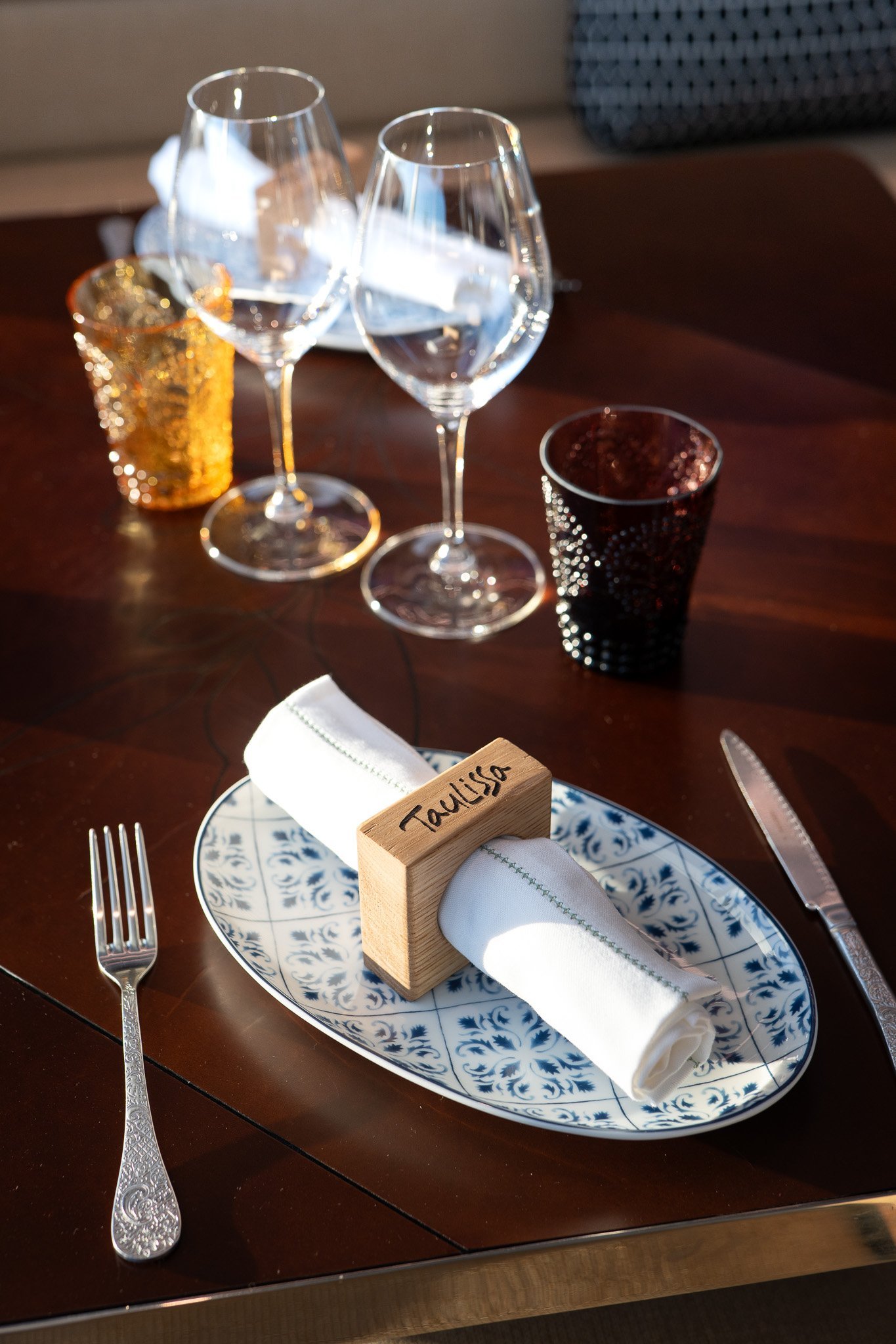 Royal blue dining room Taulissa Bar: set tables, cozy armchairs.