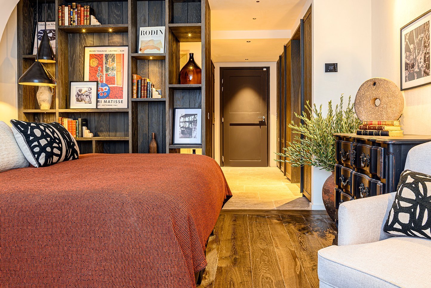 Chambre design avec décor naturel et mobilier chic à L'Isle de Leos