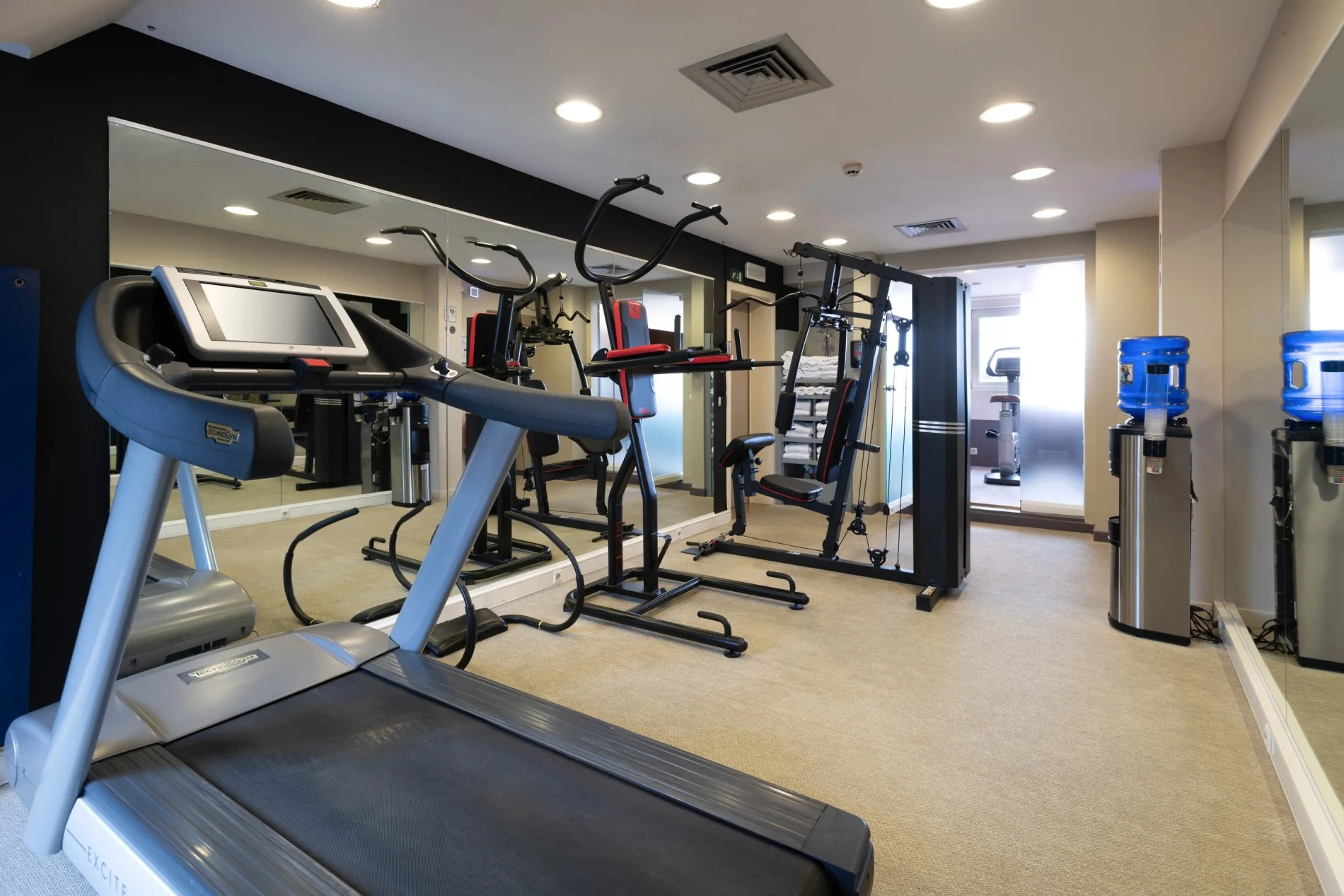 Moderner Fitnessraum mit Fitnessgeräten