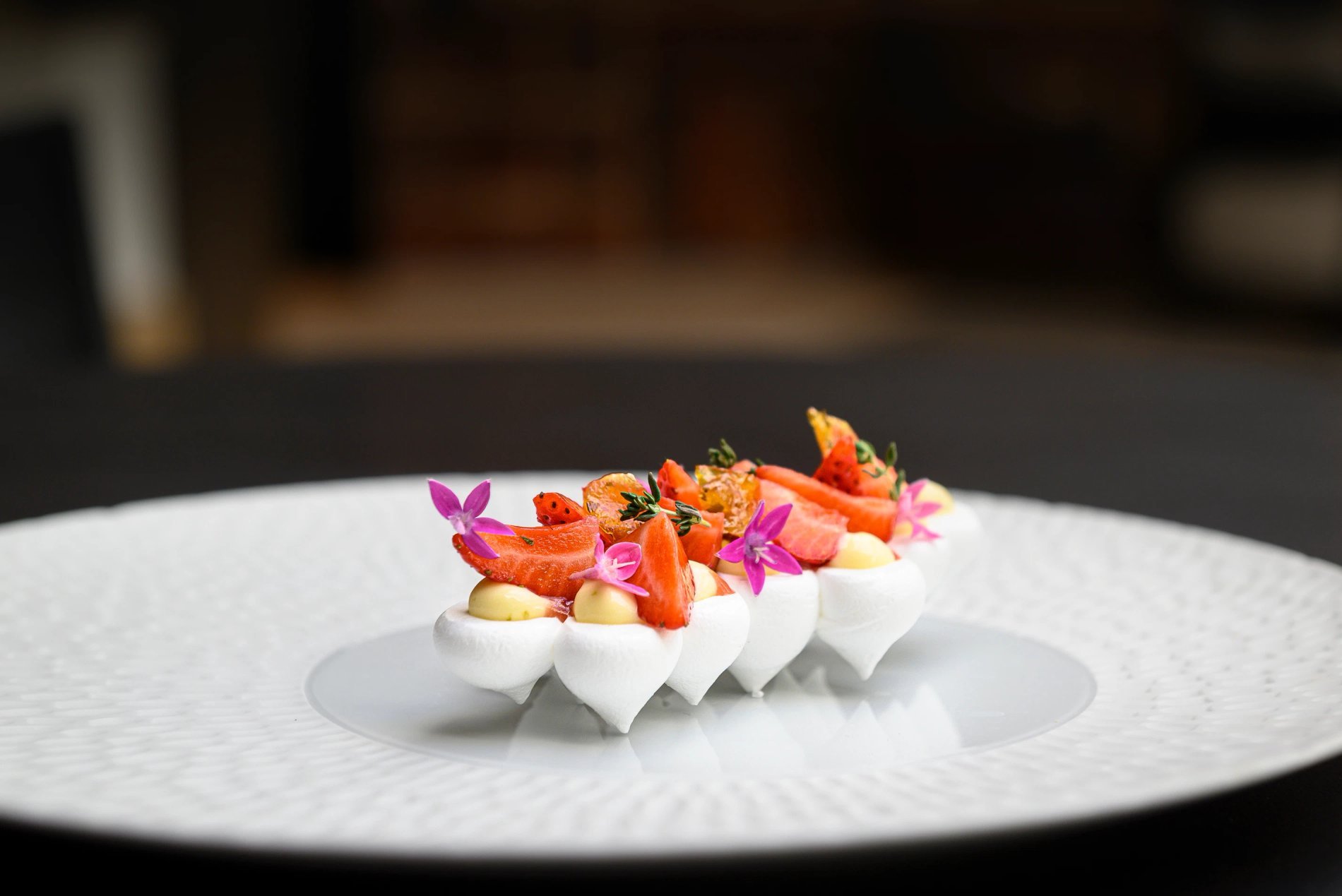 Dressage raffiné d’un dessert fruité au restaurant La Roue