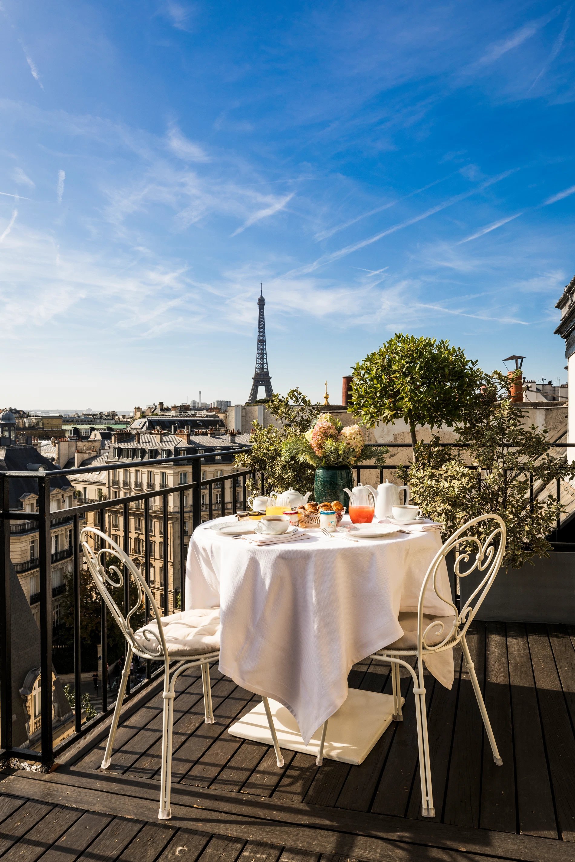 Petit déjeuner sur une terrasse avec vue sur la Tour Eiffel à Paris