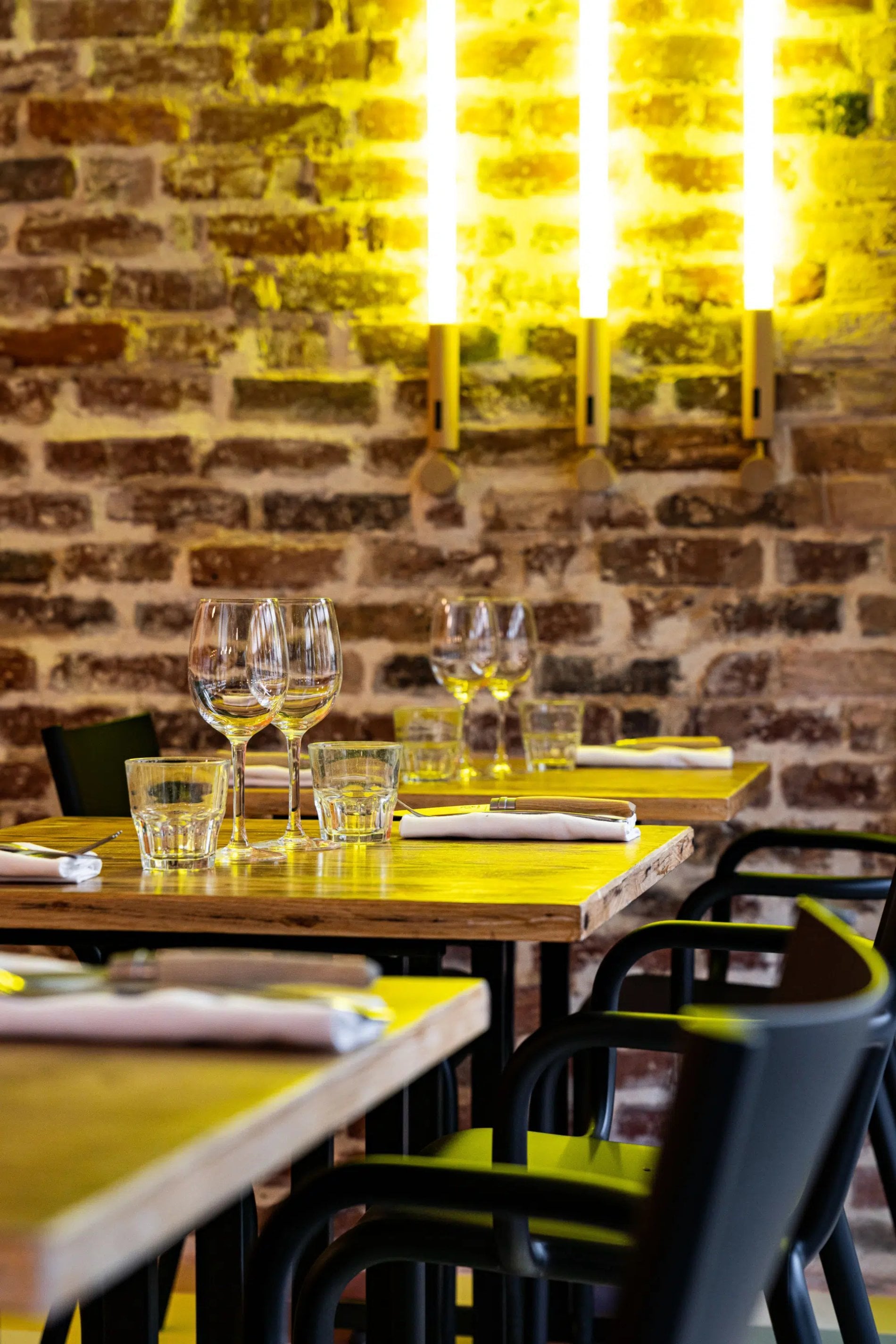 Salle du restaurant Plantxa à Boulogne-Billancourt, proposant une cuisine gastronomique créative dans un cadre contemporain, à proximité de l’Hôtel Olympic.