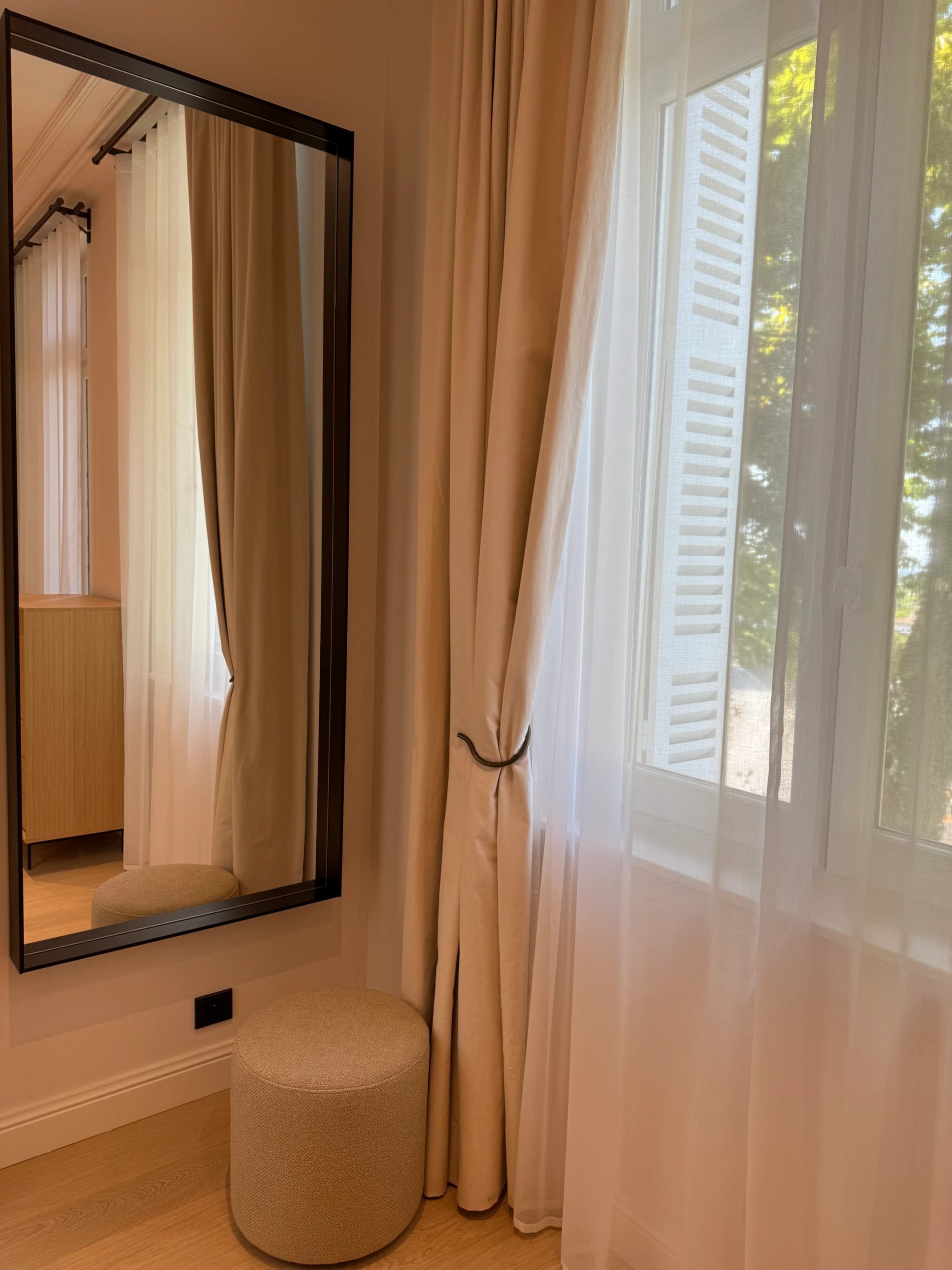 Détail du miroir et des rideaux dans la Chambre Charme de la Villa des Vignes à Saint-Émilion