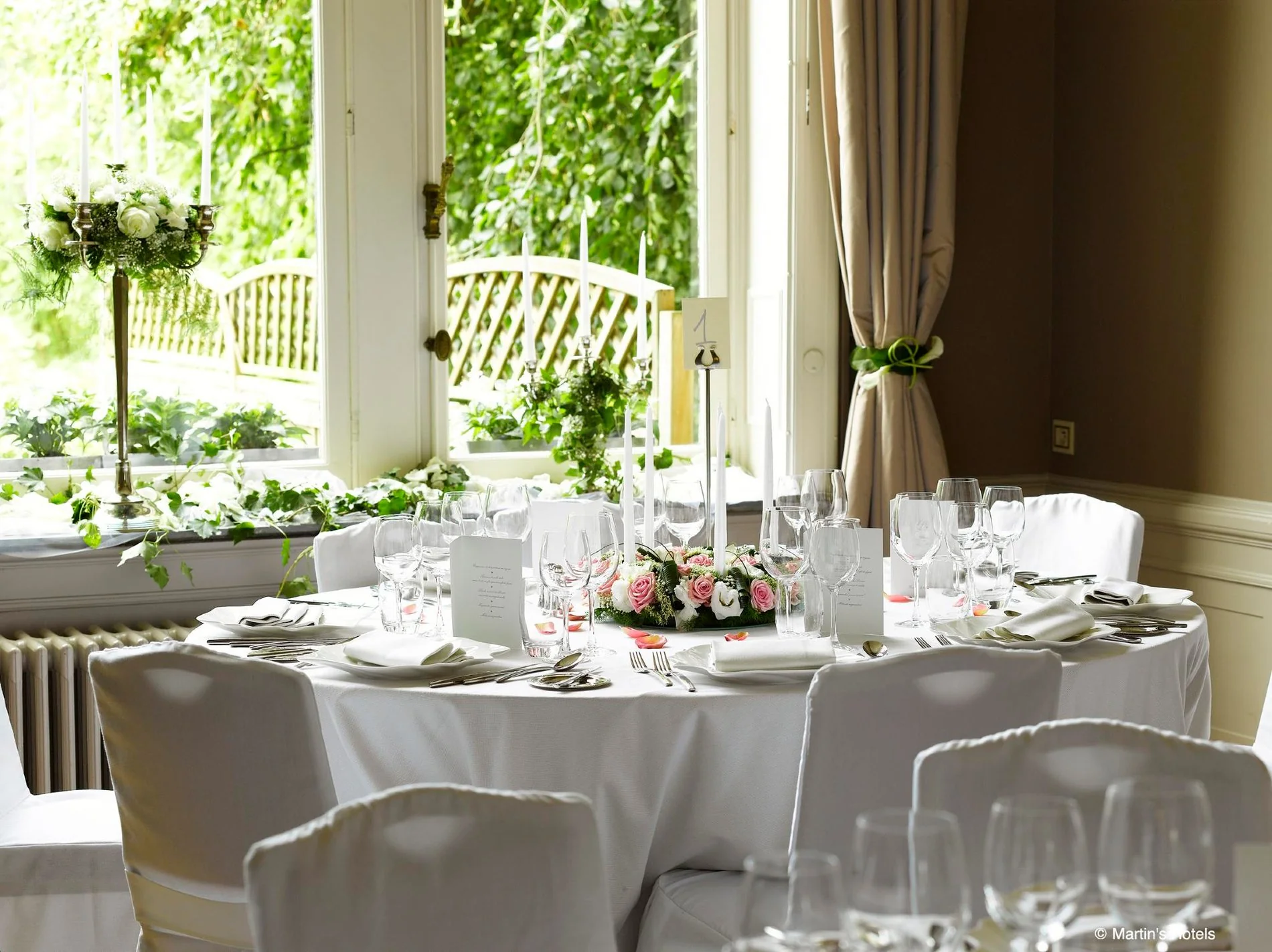 Table élégante avec vue sur le jardin du Manoir de Genval.