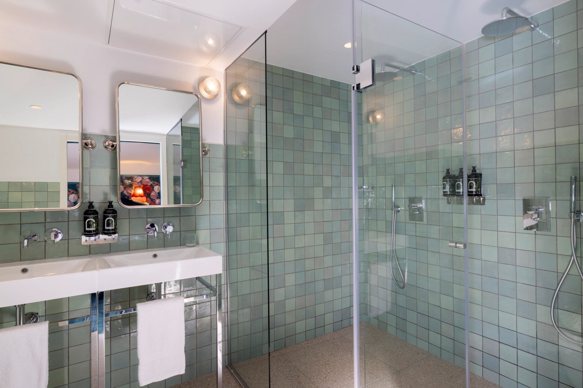 Hotel Ginette à la Folie Prestige Room Bathroom Showers