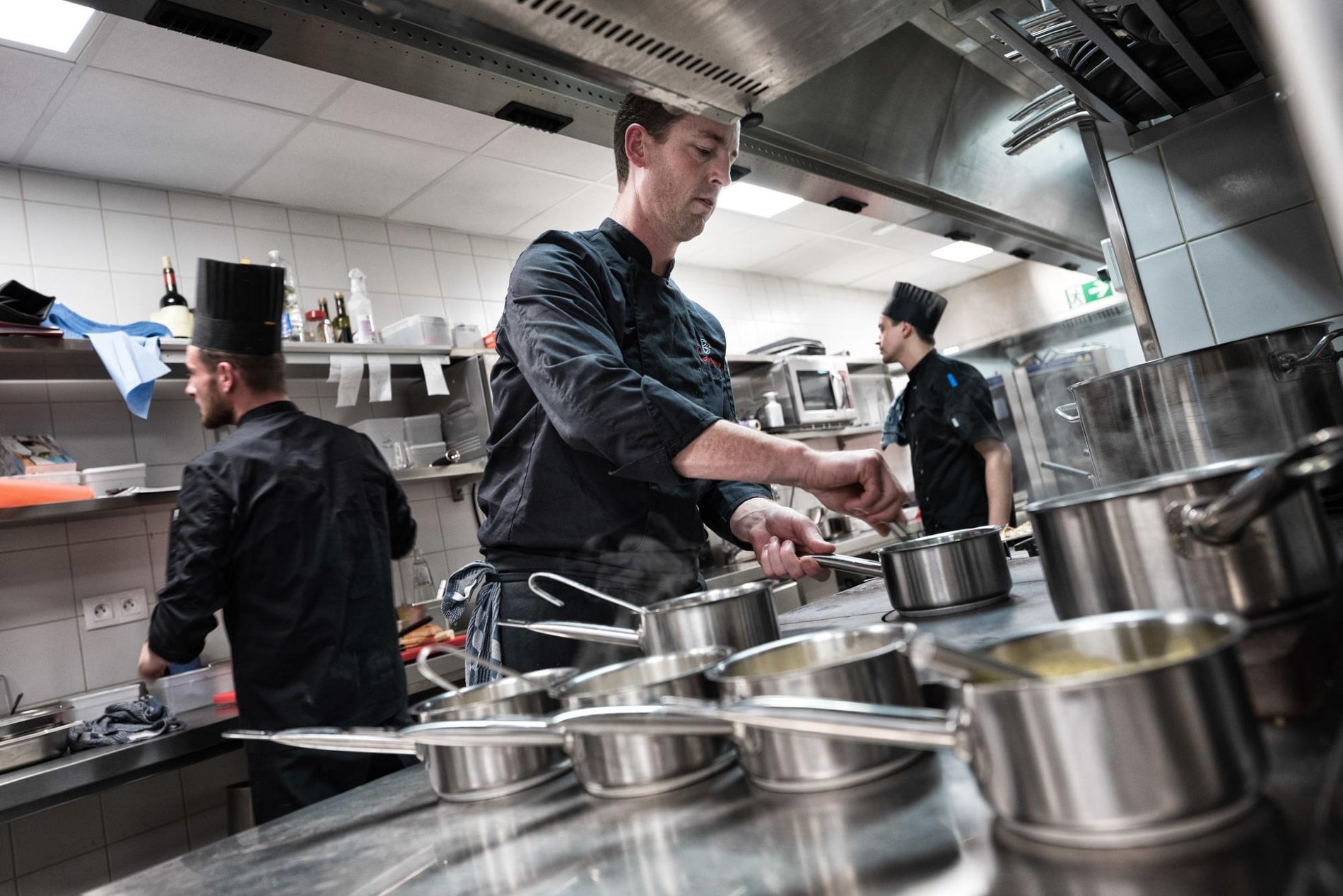 Köche in Aktion in der Küche der Martin's Hotels.