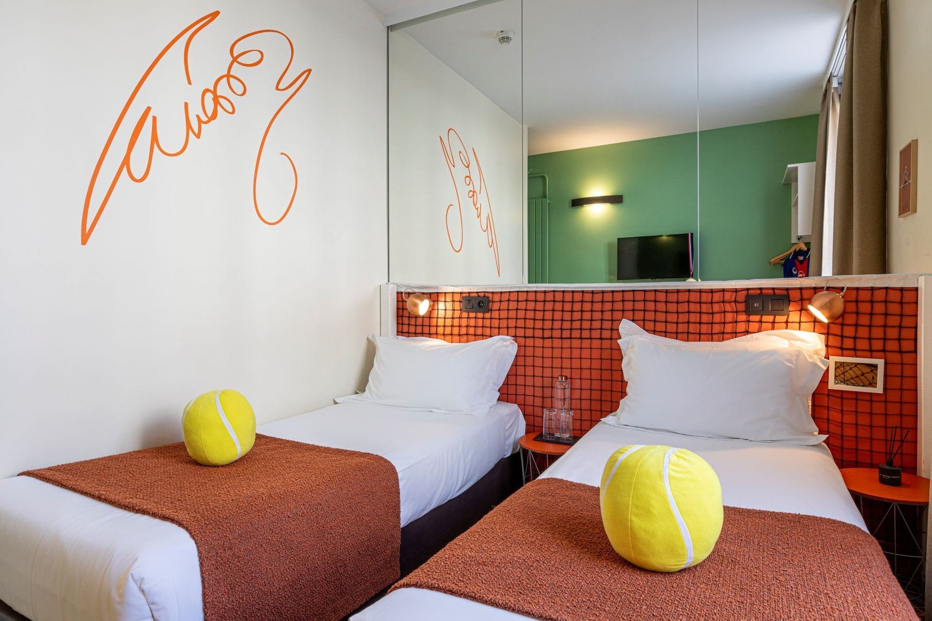 Chambres doubles adjacentes de l’Hôtel Olympic à Boulogne-Billancourt avec lits confortables, décoration inspirée du tennis et ambiance chaleureuse.