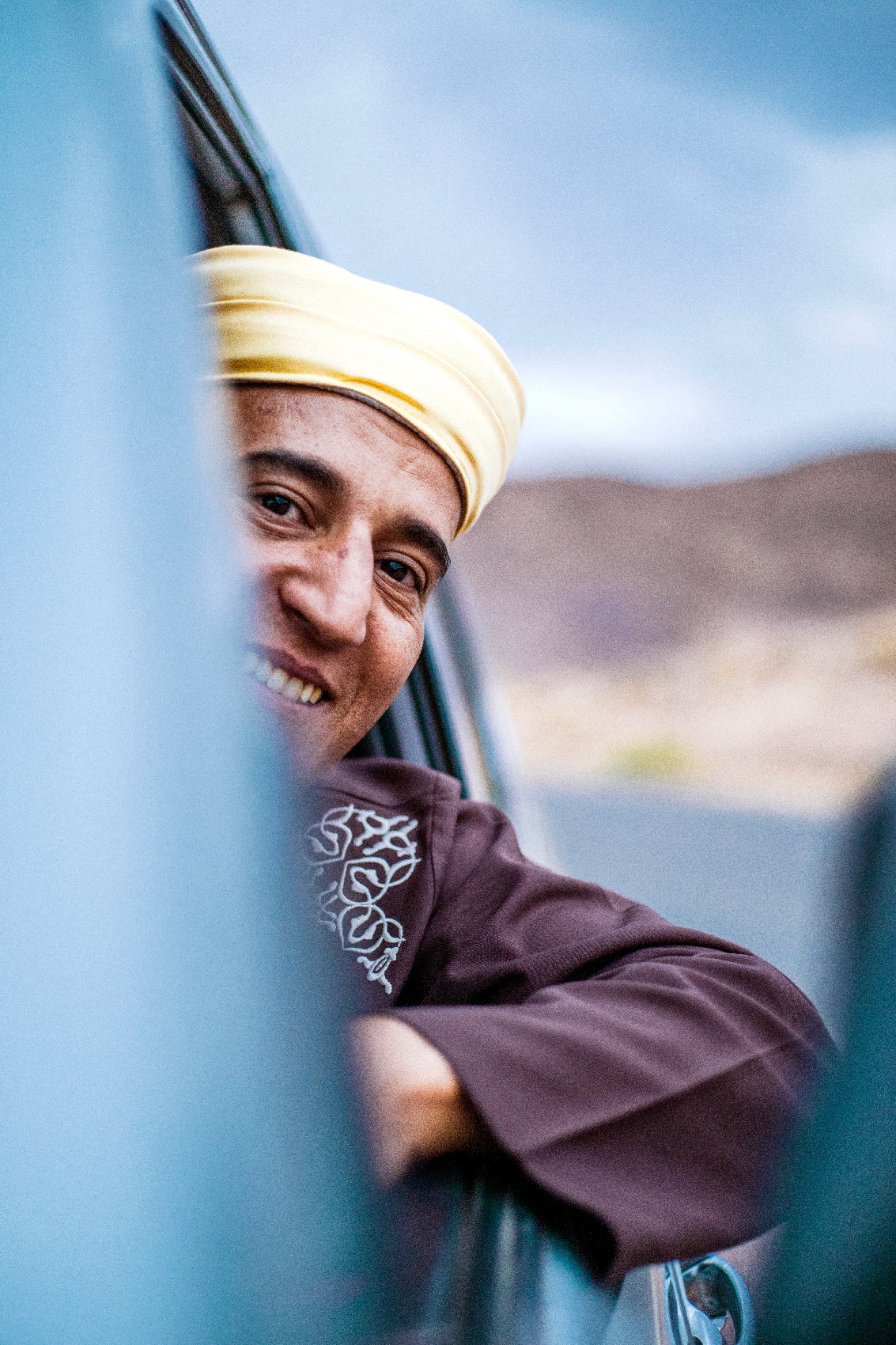 Portrait d’un homme en turban berbère traditionnel près du Berbère Palace