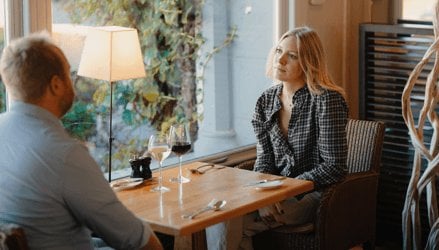 Paar speist in romantischer Atmosphäre im Restaurant des Martin's Château du Lac.
