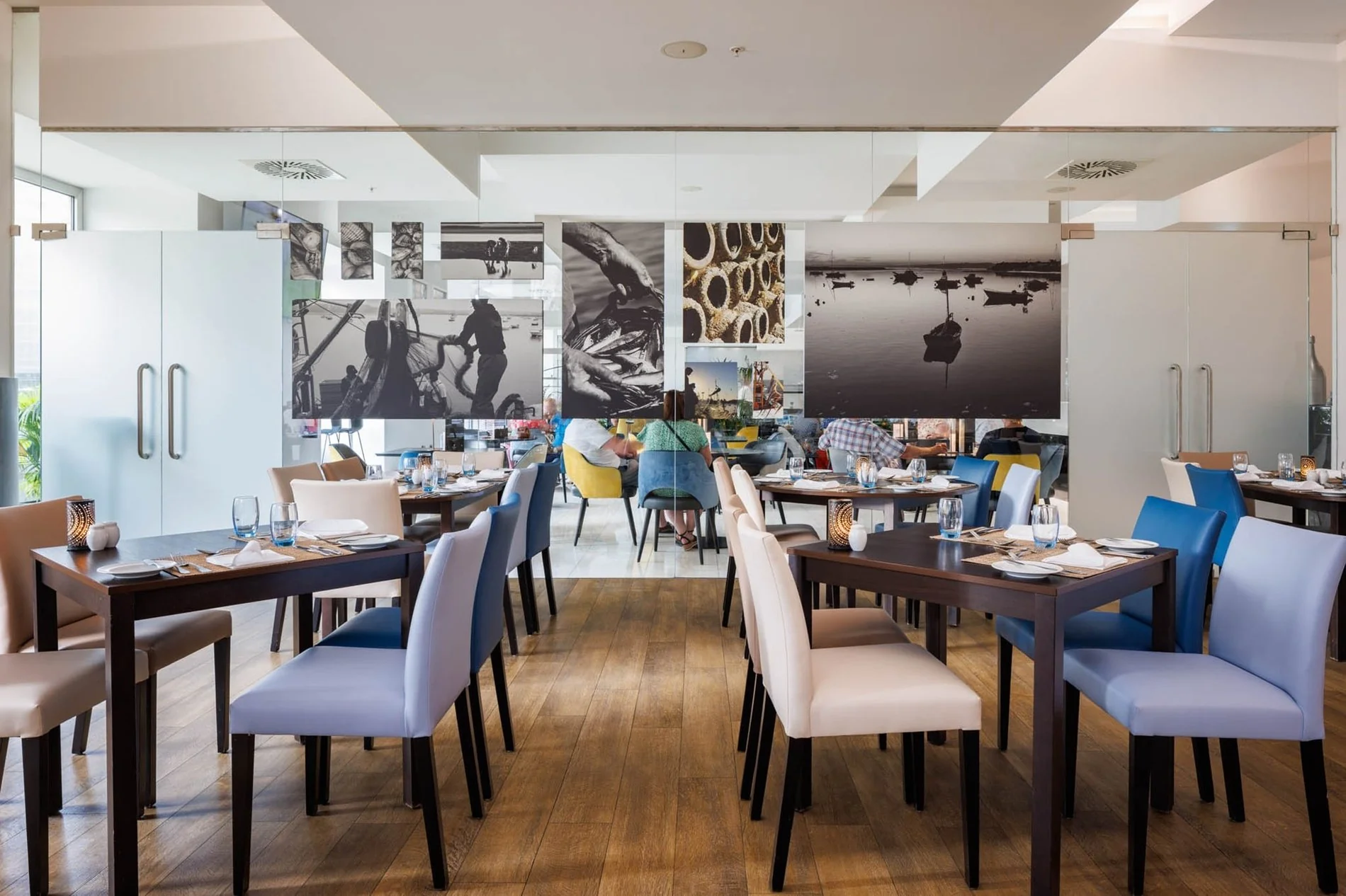 Zona espaciosa y acogedora con mesas y sillas en el restaurante Dom Alimado del Jupiter Lisboa Hotel