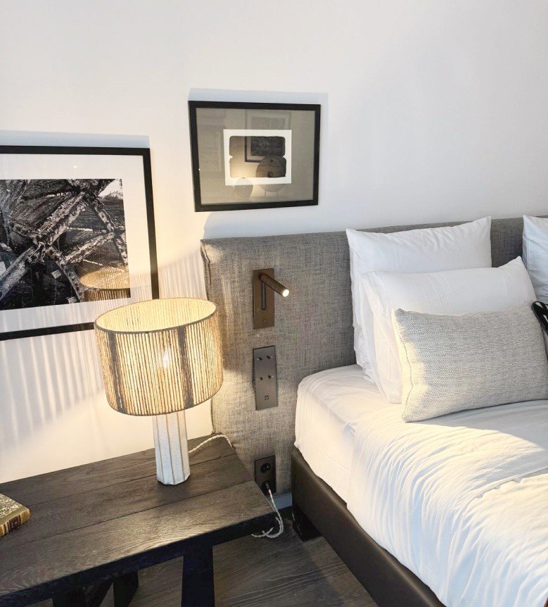 Isle de Leos, Chambre lumineuse avec tête de lit grise et lampe design à L'Isle de Leos