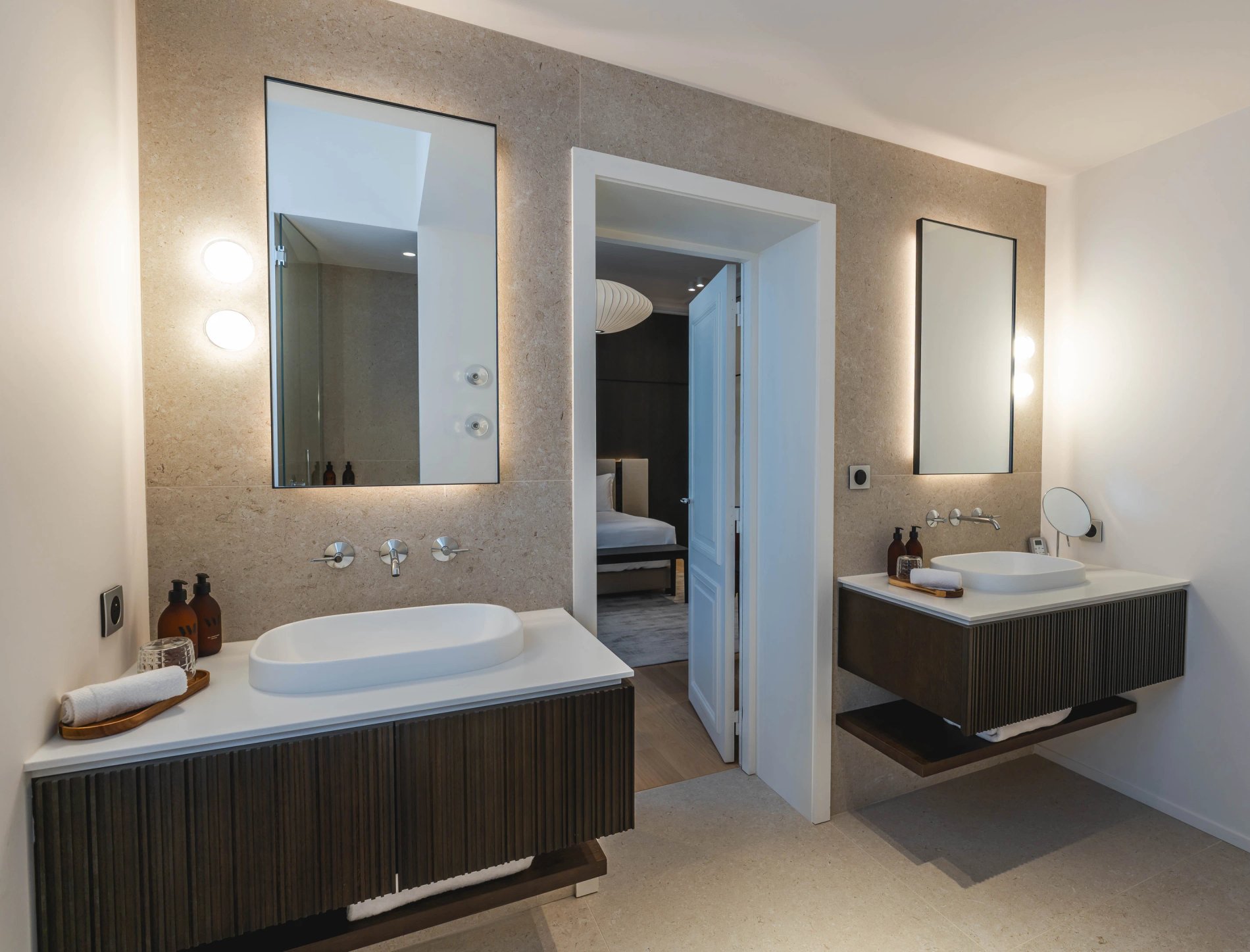 Salle de bain spacieuse avec double vasque dans la Suite Caractère de la Villa des Vignes