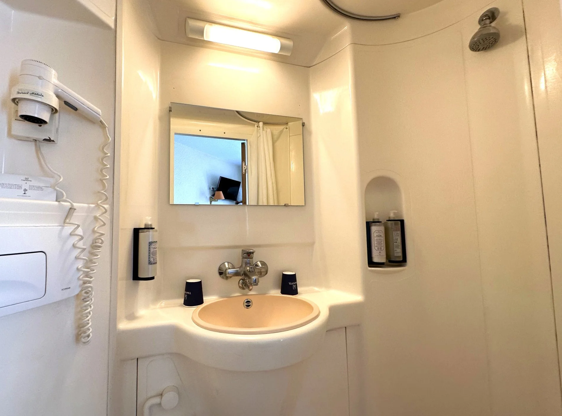 Petite salle de bain au Timhotel Boulogne-Rives-de-Seine
