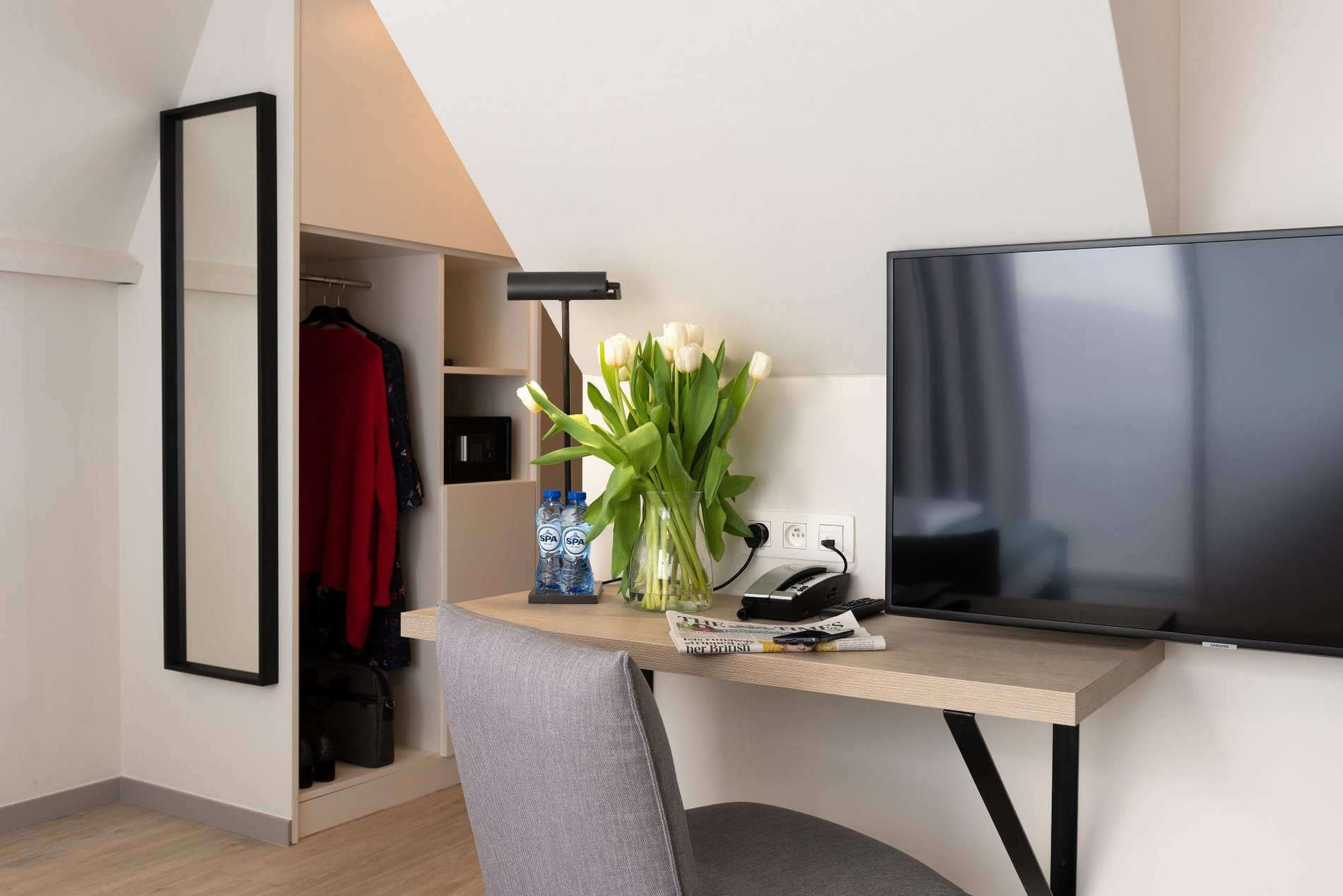 Praktisches Zimmer mit Kleiderschrank und Schreibtisch im Martin's Brugge