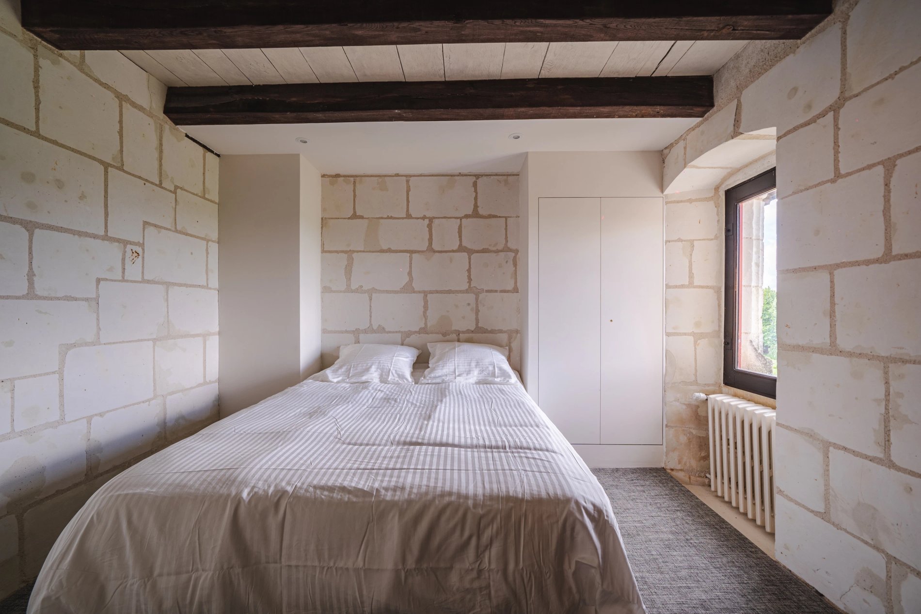Lit double confortable pour un séjour au château Coudray Montpensier.